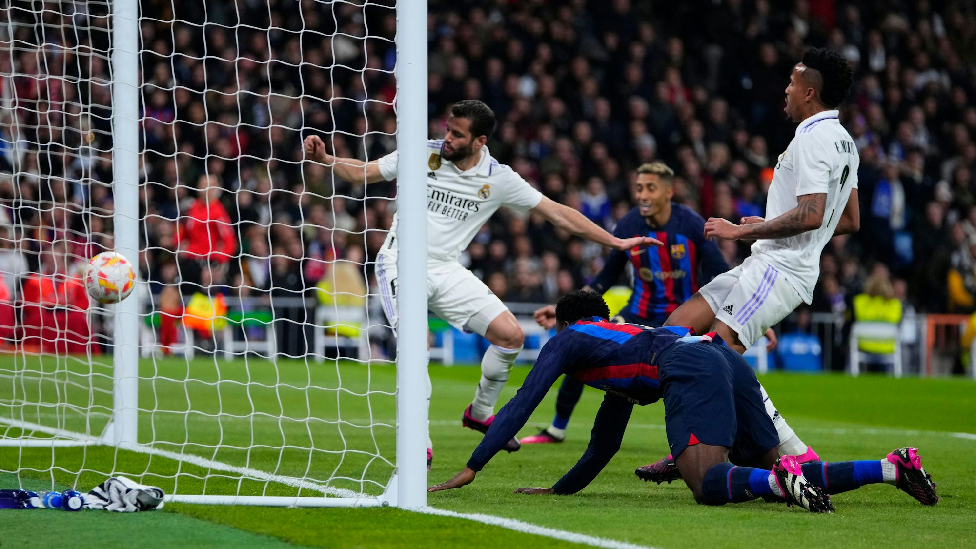 Treffer des Tages für den FC Barcelona in einem unspektakulären Clásico: Nach einem Eigentor von Éder Militao (r.) liegt der Ball im Netz von Real Madrid.