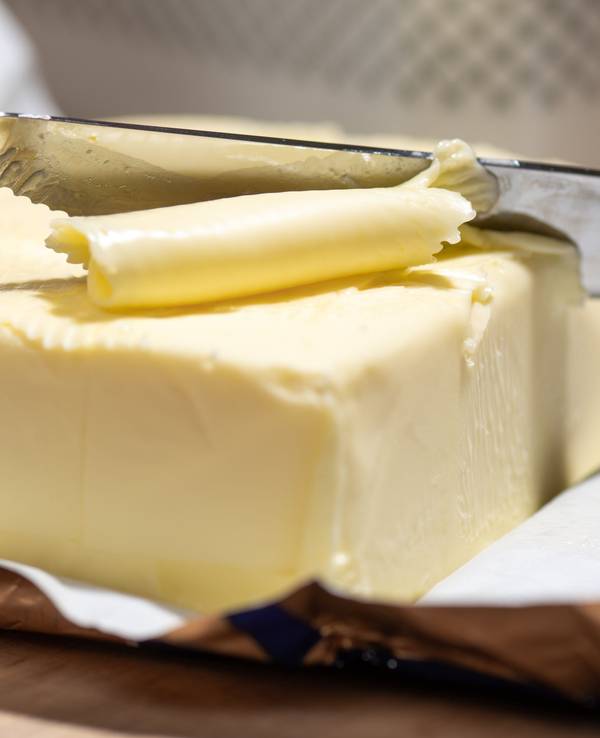 Ein Stück Butter liegt auf einem Tisch. Die Butterpreise in Deutschland sind erneut auf breiter Front ins Rutschen geraten. Symbolfoto vom 02. März 2022.