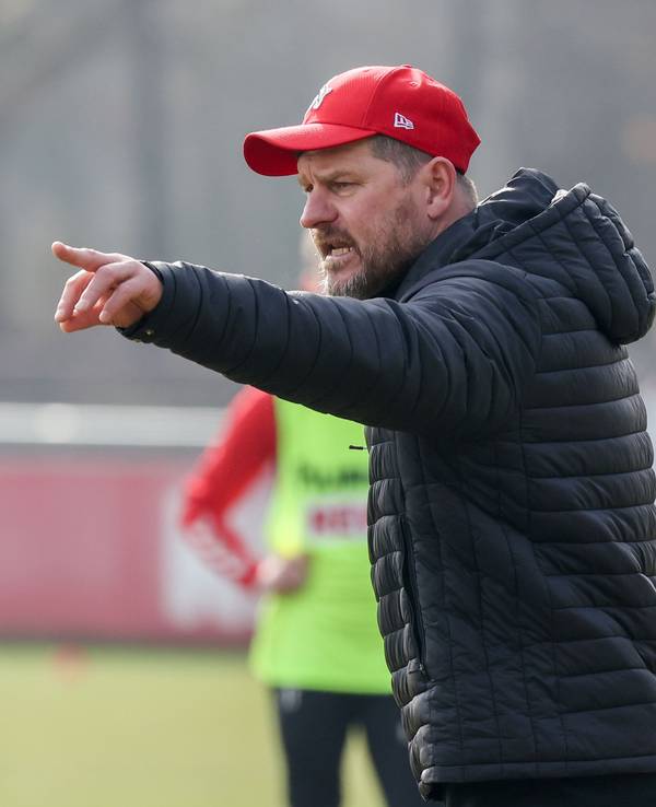 Steffen Baumgart gibt beim Training des 1. FC Köln Anweisungen.