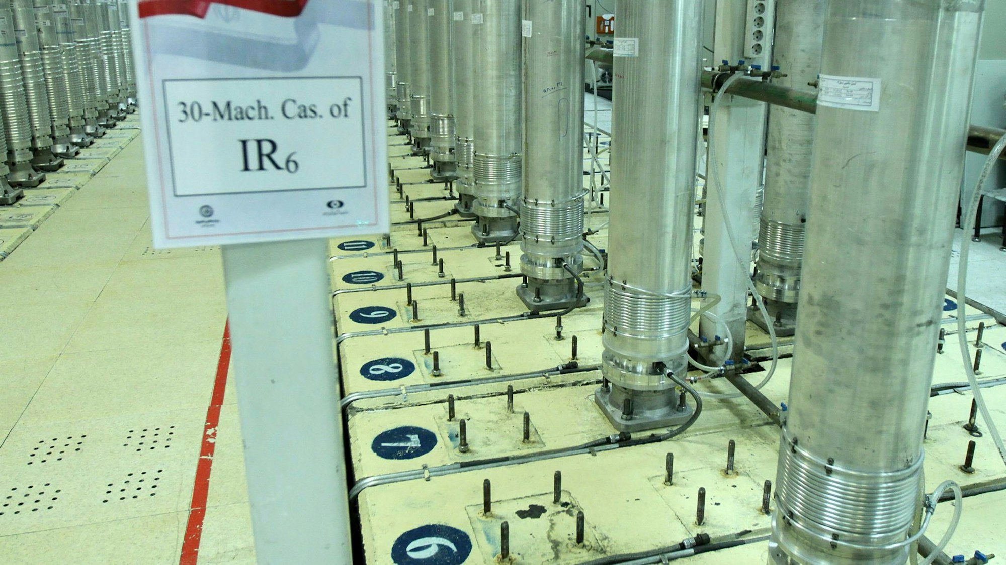 Dieses von der iranischen Atomorganisation (AEOI) veröffentlichte Bild zeigt Zentrifugen in der Urananreicherungsanlage Natans.