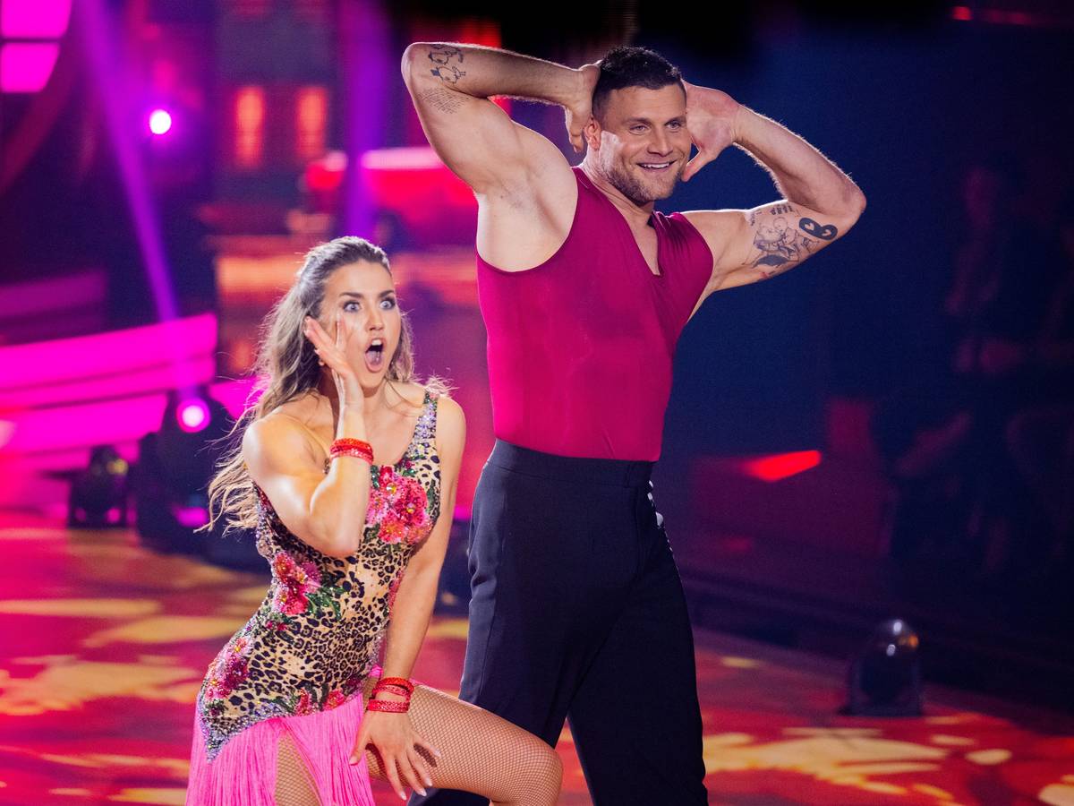 Michael Kraus, ehemaliger Handballspieler, und Mariia Maksina, Profitänzerin, tanzen in der RTL-Tanzshow "Let's Dance" im Coloneum.
