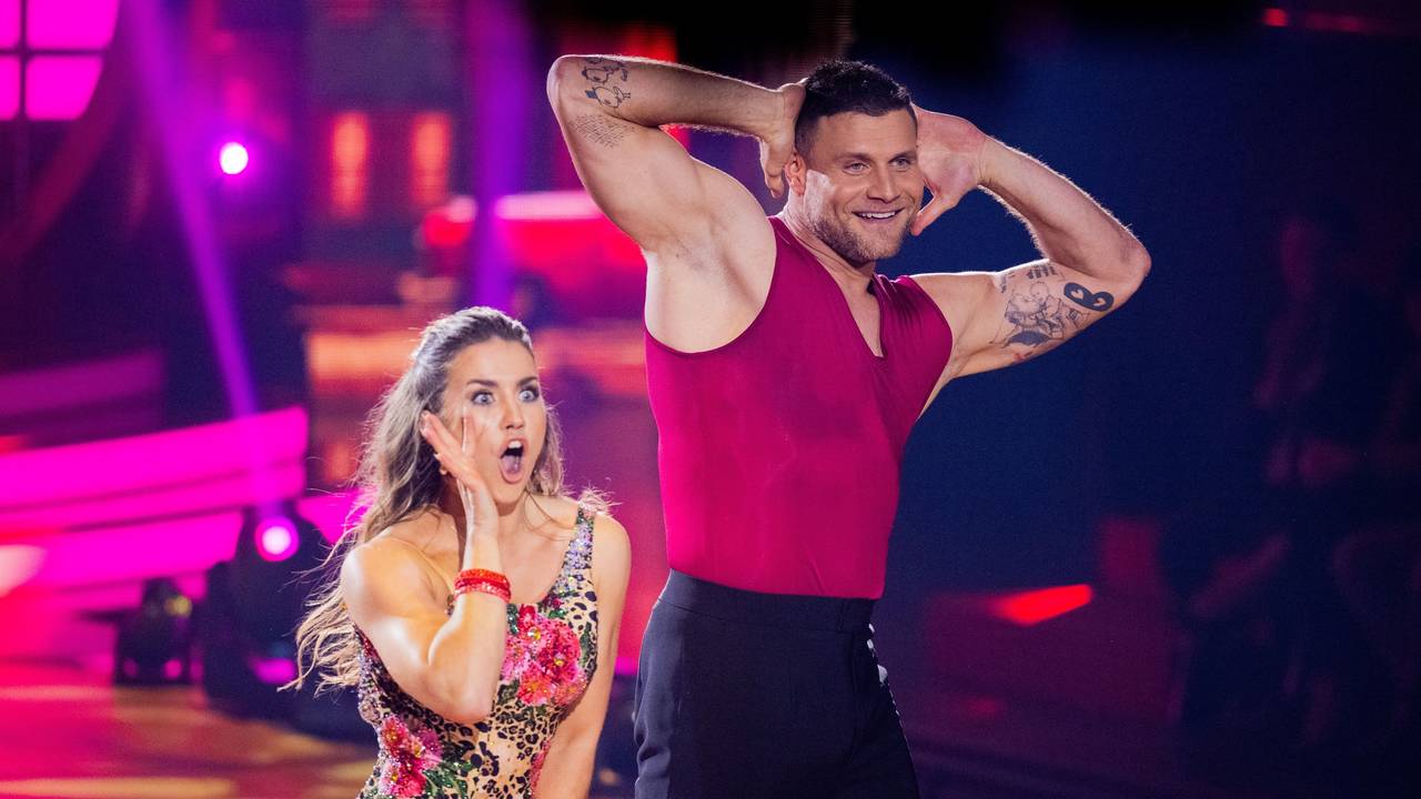 Michael Kraus, ehemaliger Handballspieler, und Mariia Maksina, Profitänzerin, tanzen in der RTL-Tanzshow "Let's Dance" im Coloneum.