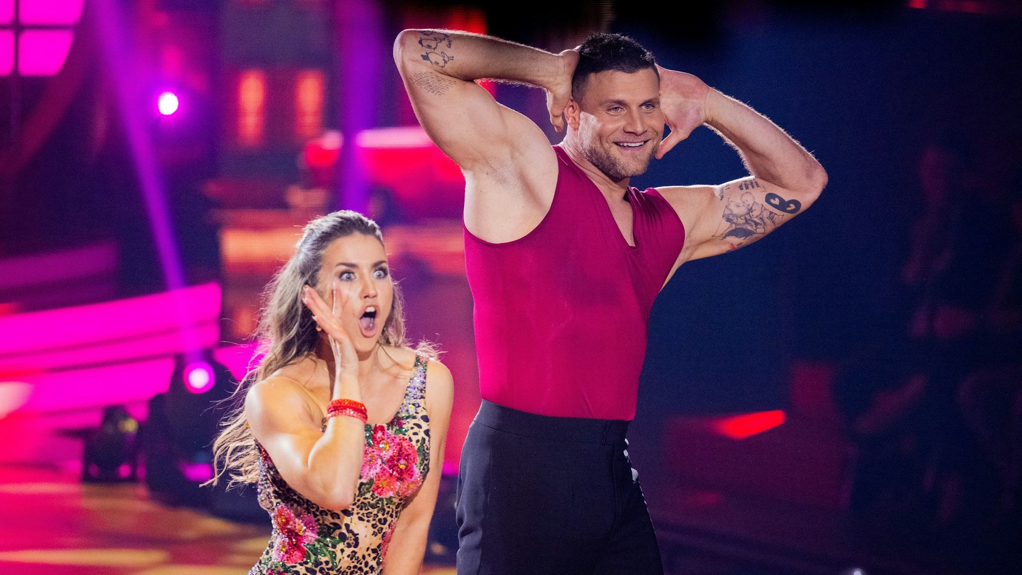 Michael Kraus und Mariia Maksina lächeln in die Kamera.