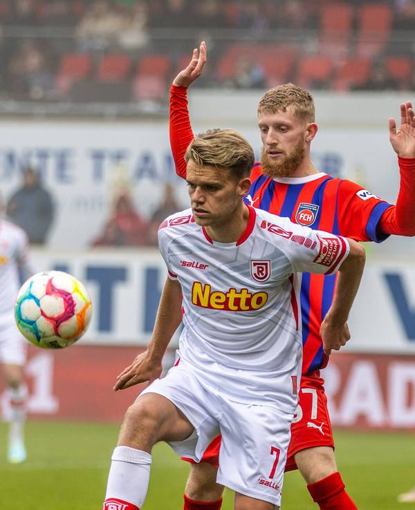 Nicklas Shipnoski im Zweikampf mit Heidenheims Jan-Niklas Beste