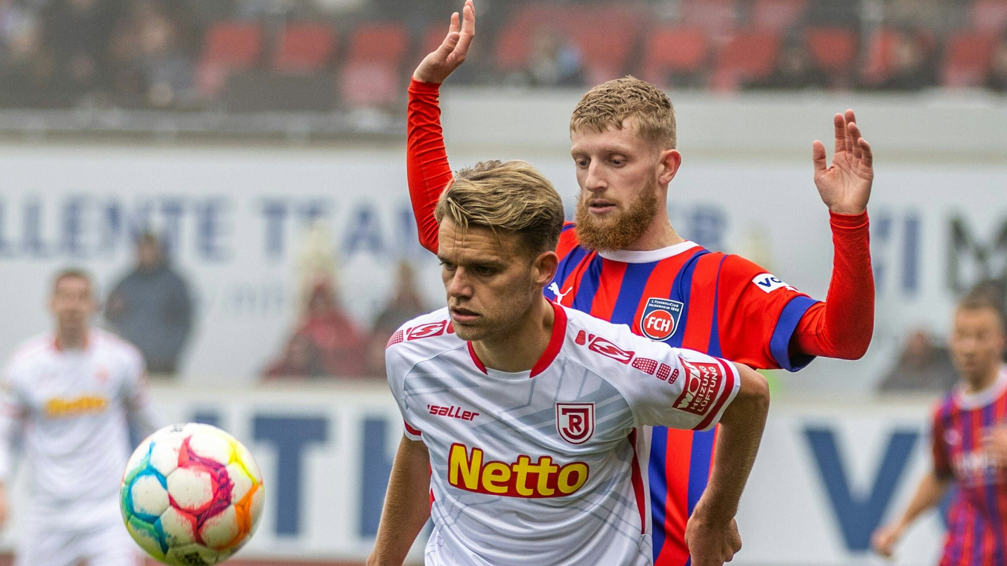 Nicklas Shipnoski im Zweikampf mit Heidenheims Jan-Niklas Beste