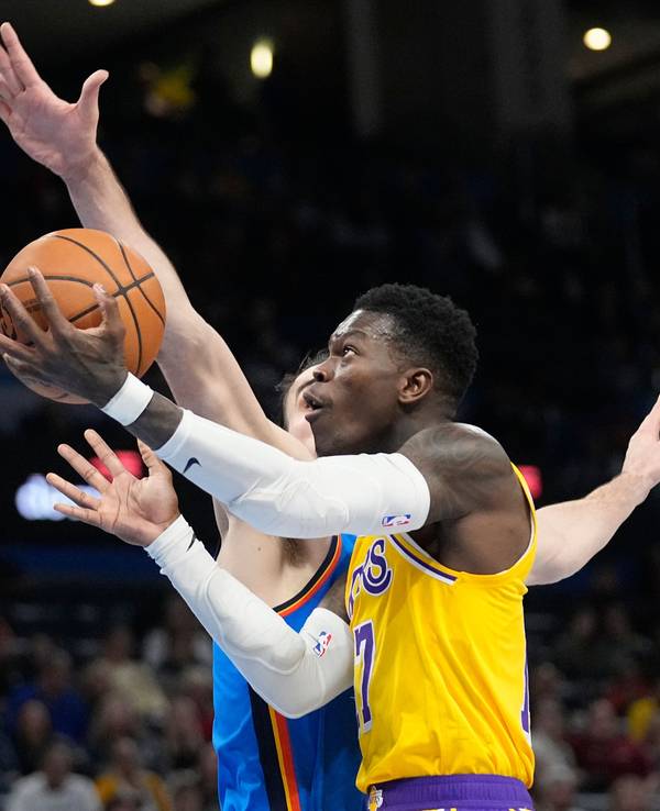 Los Angeles Lakers-Guard Dennis Schröder (vorne) zieht an Oklahoma City Thunder-Forward Dario Saric vorbei zum Korb.