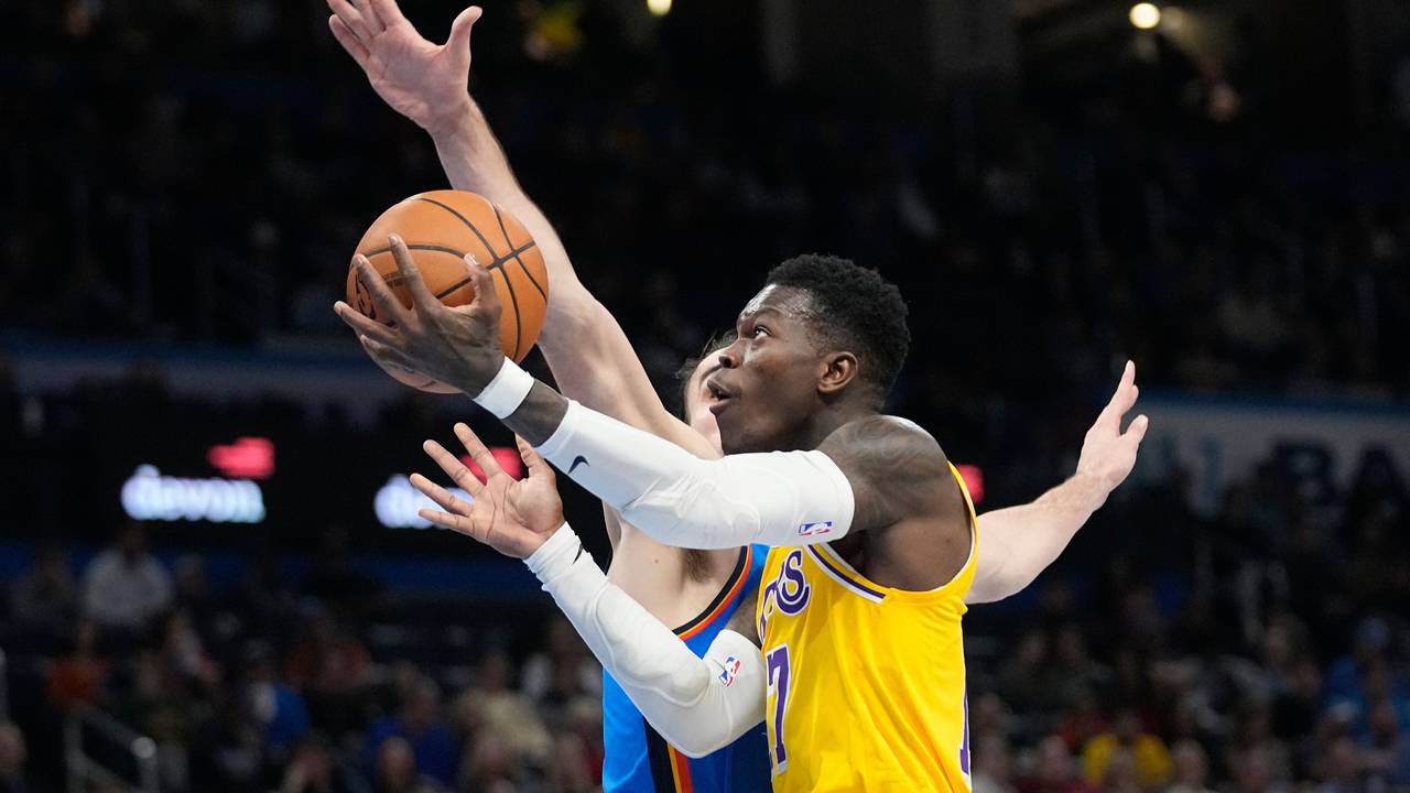 Los Angeles Lakers-Guard Dennis Schröder (vorne) zieht an Oklahoma City Thunder-Forward Dario Saric vorbei zum Korb.