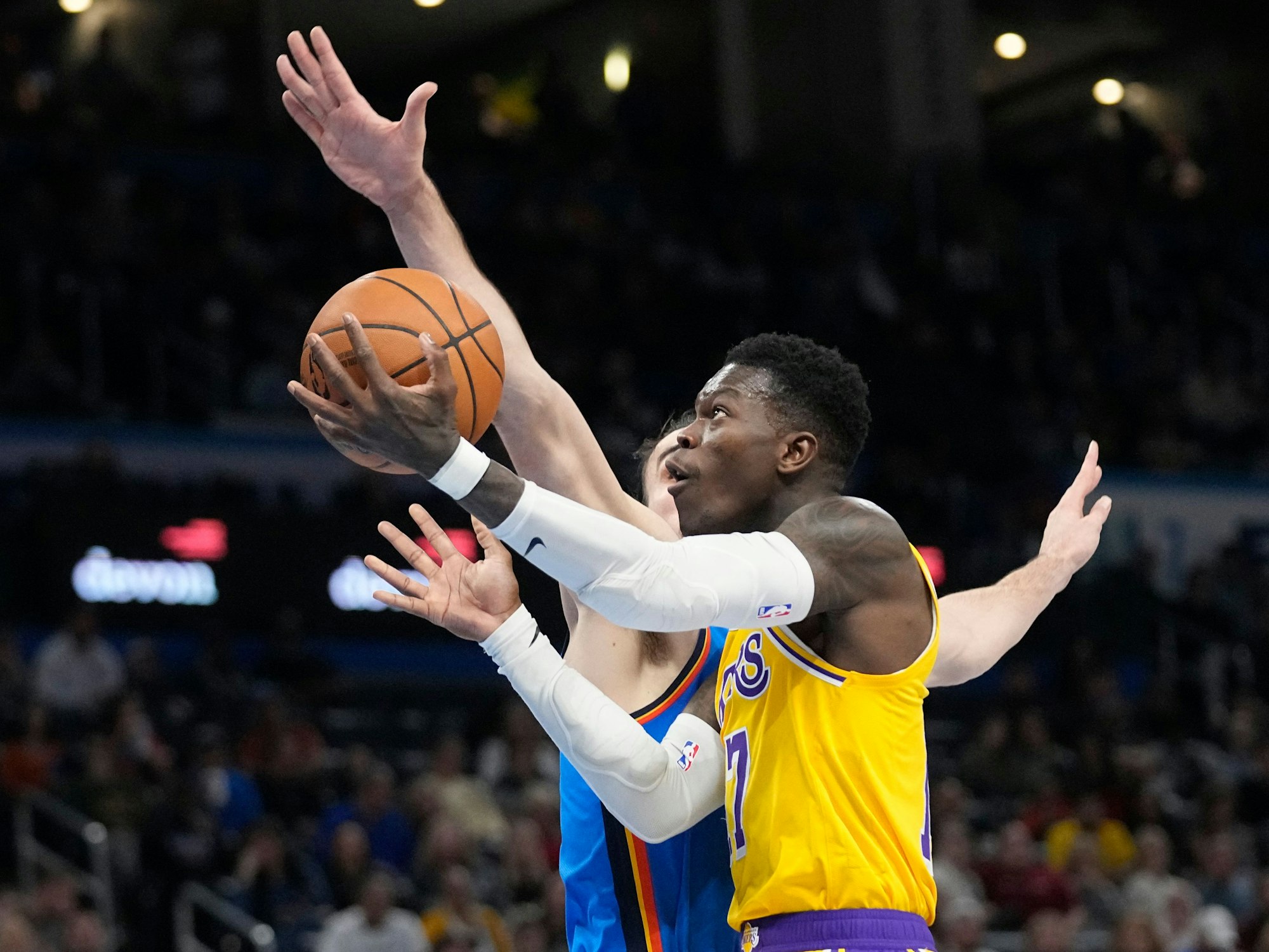 Los Angeles Lakers-Guard Dennis Schröder (vorne) zieht an Oklahoma City Thunder-Forward Dario Saric vorbei zum Korb.