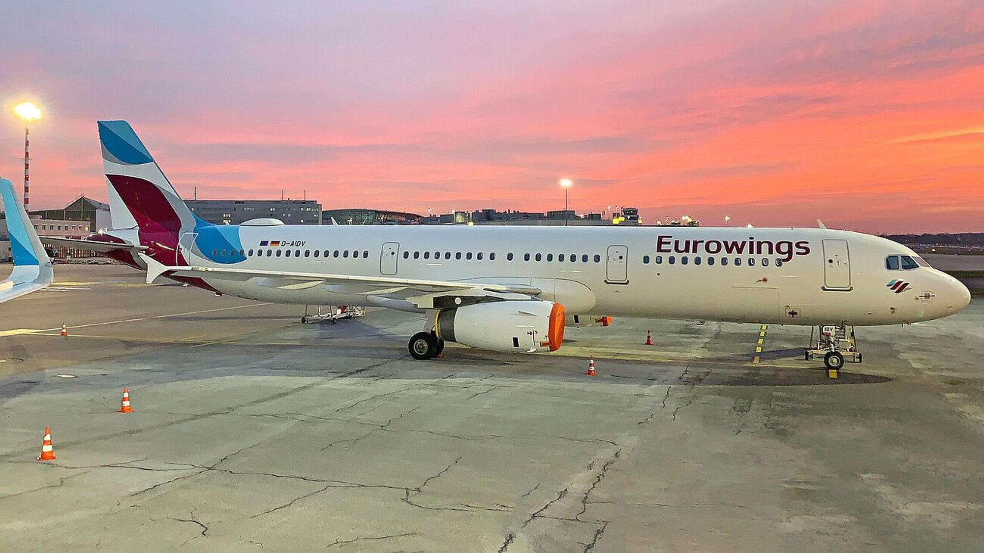 Der Mallorca-Airbus von Eurowings steht auf dem Rollfeld.