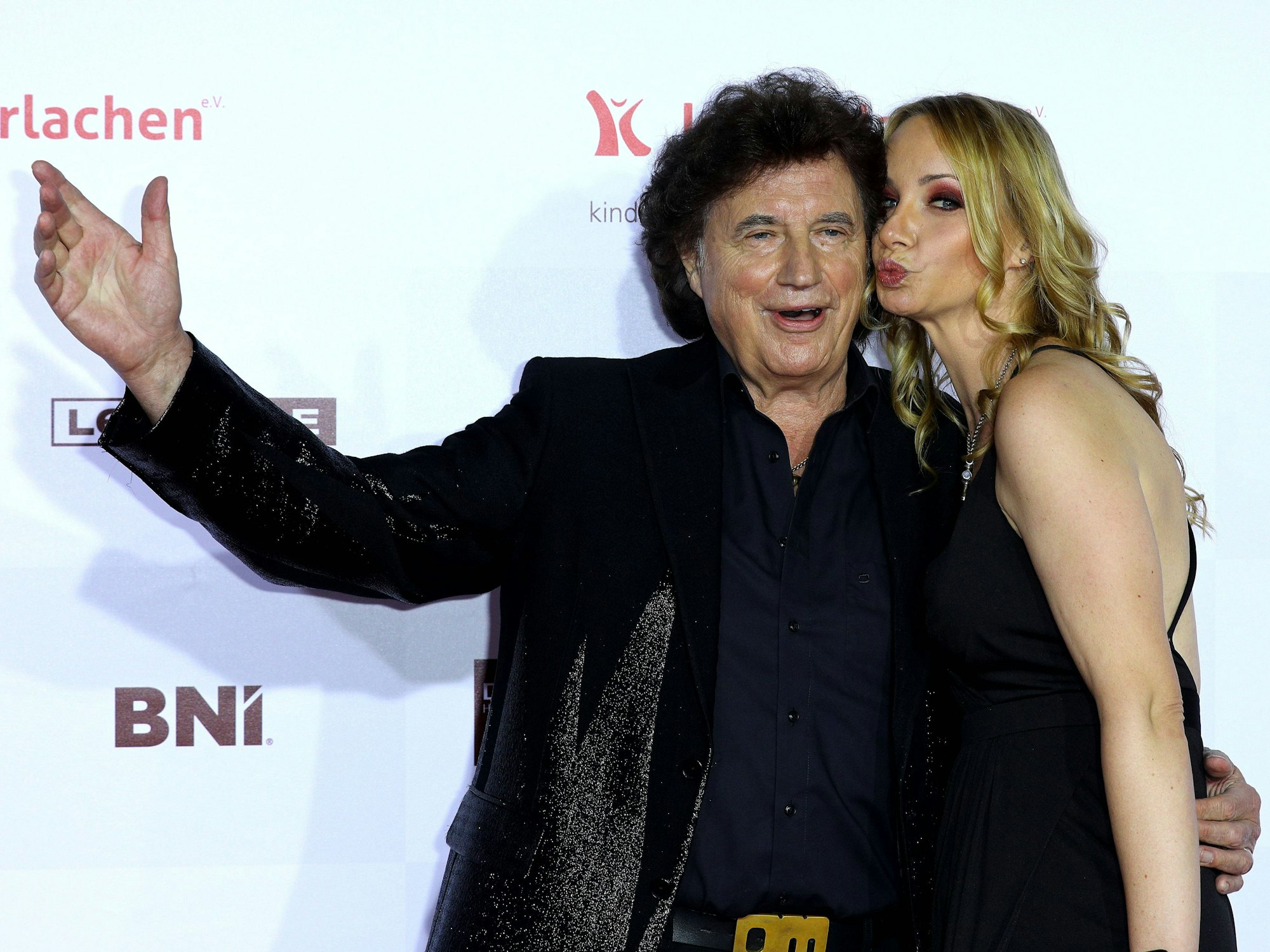 Olaf Malolepski von den Flippers posiert mit Tochter Pia Malo.