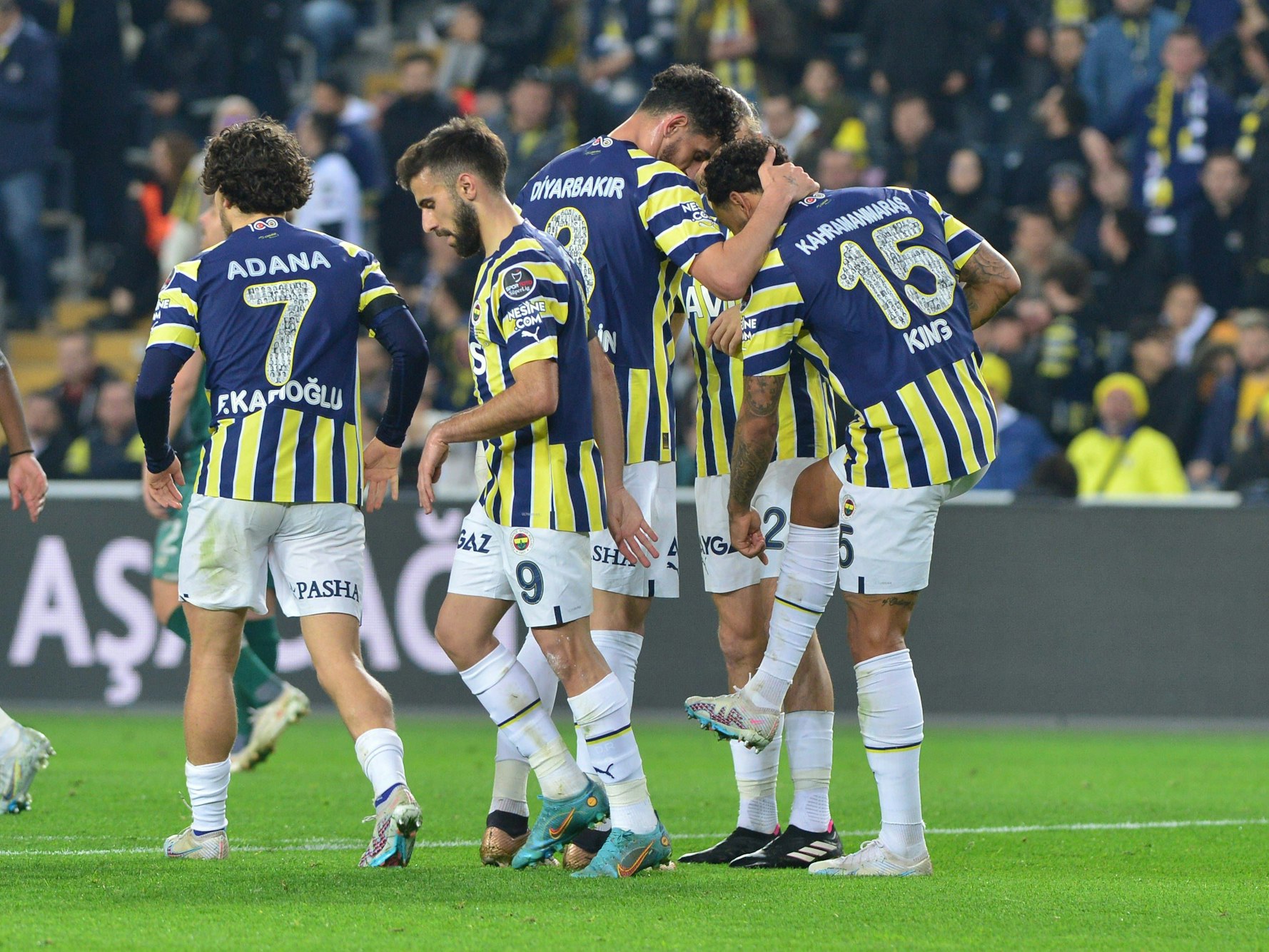 Joshua King jubelt mit Fenerbahce.