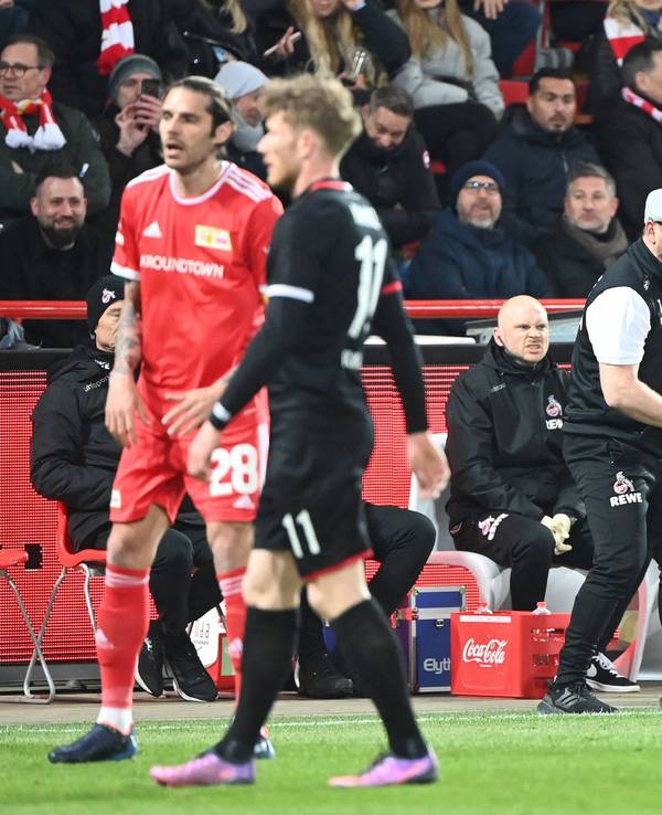 Steffen Baumgart gibt gegen Union Berlin Anweisungen an der Seitenlinie des 1. FC Köln.