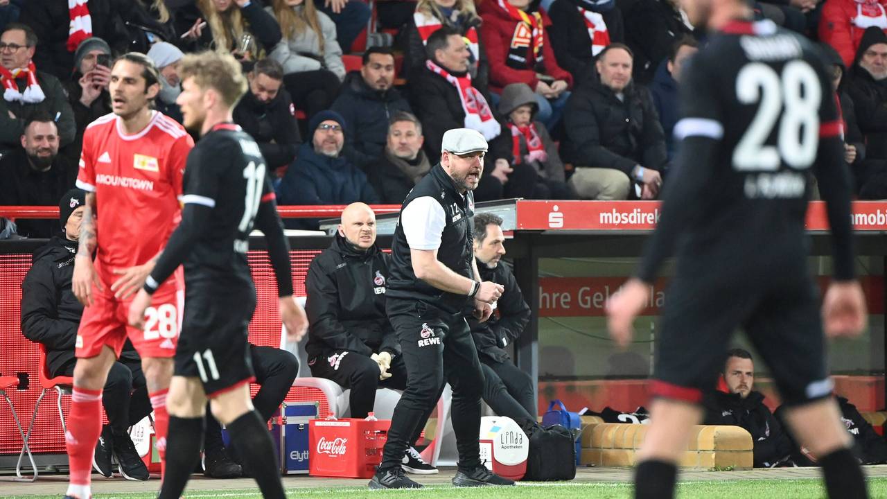 Steffen Baumgart gibt gegen Union Berlin Anweisungen an der Seitenlinie des 1. FC Köln.