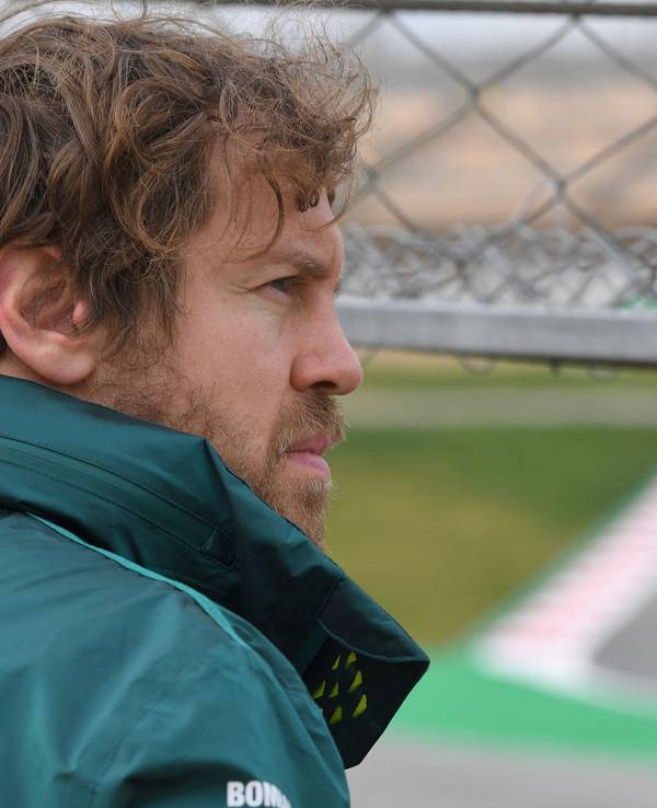 Sebastian Vettel verfolgt eine Trainingseinheit der Formel 1 als Zuschauer neben der Rennstrecke.