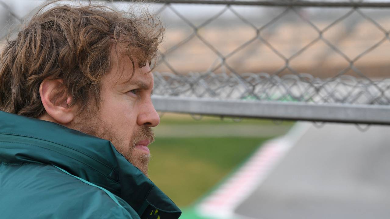 Sebastian Vettel verfolgt eine Trainingseinheit der Formel 1 als Zuschauer neben der Rennstrecke.