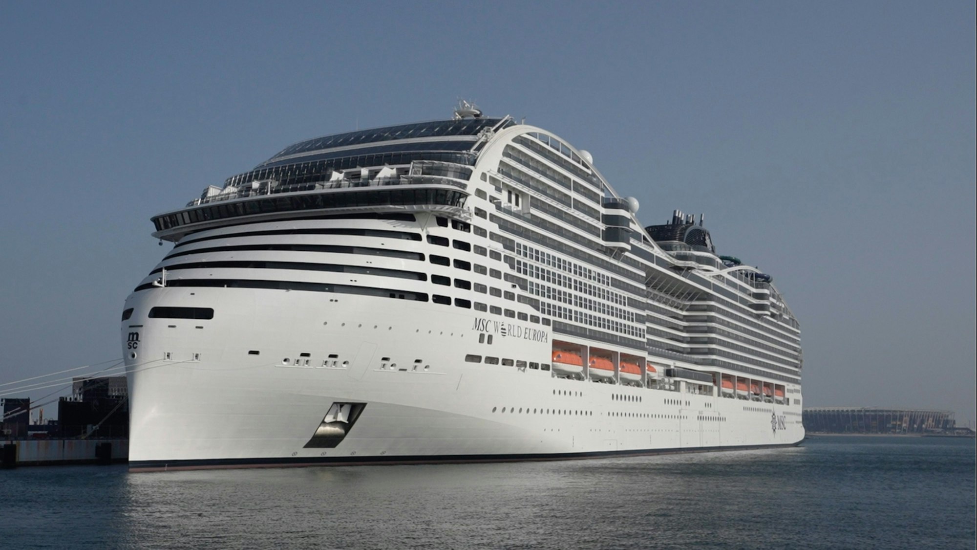 Das 22-Deck-Kreuzfahrtschiff MSC World Europa liegt im Hafen von Doha.
