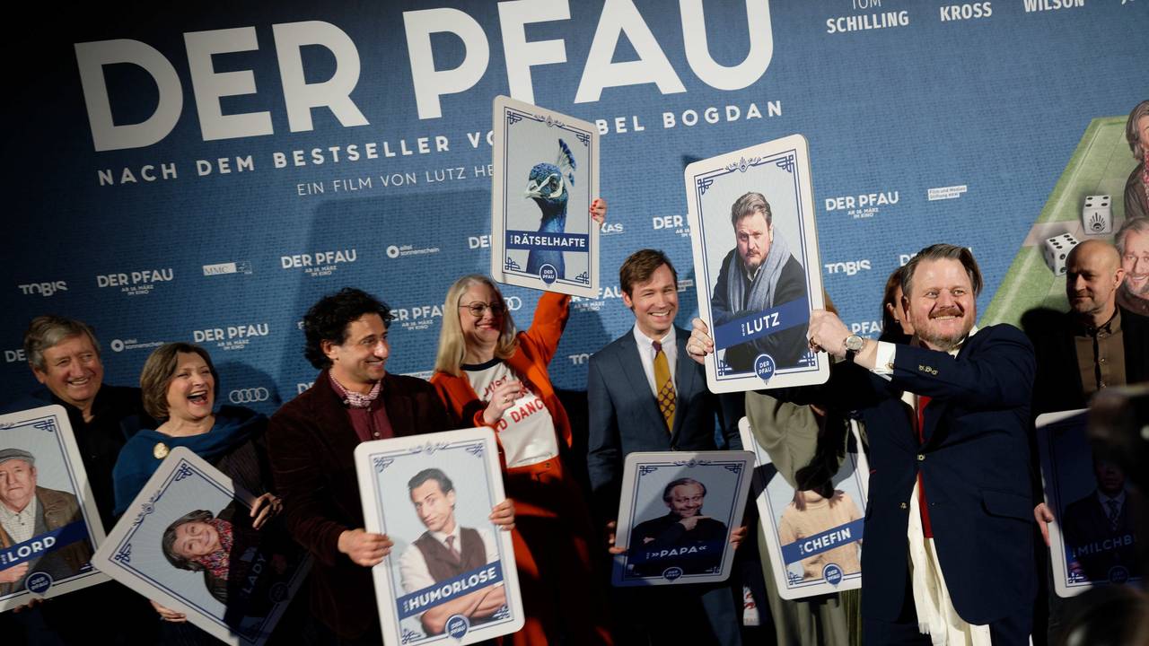 Der Schauspieler Philip Jackson (l-r), Victoria Carling, Serkan Kaya, die Autorin Isabel Bogdan, Schauspieler David Kross, Regisseur Lutz Heineking und der Schauspieler Jürgen Vogel kommen zur Premiere des Films „Der Pfau“.
