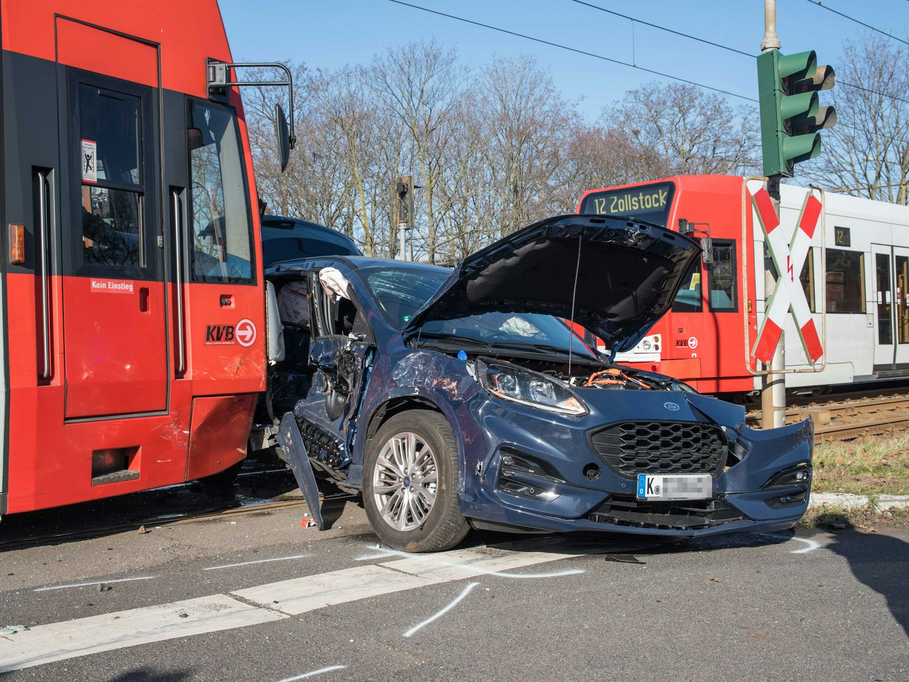 Unfall auf der Emdener Straße am Donnerstagvormittag. Ein Ford kollidierte mit einer KVB-Bahn.