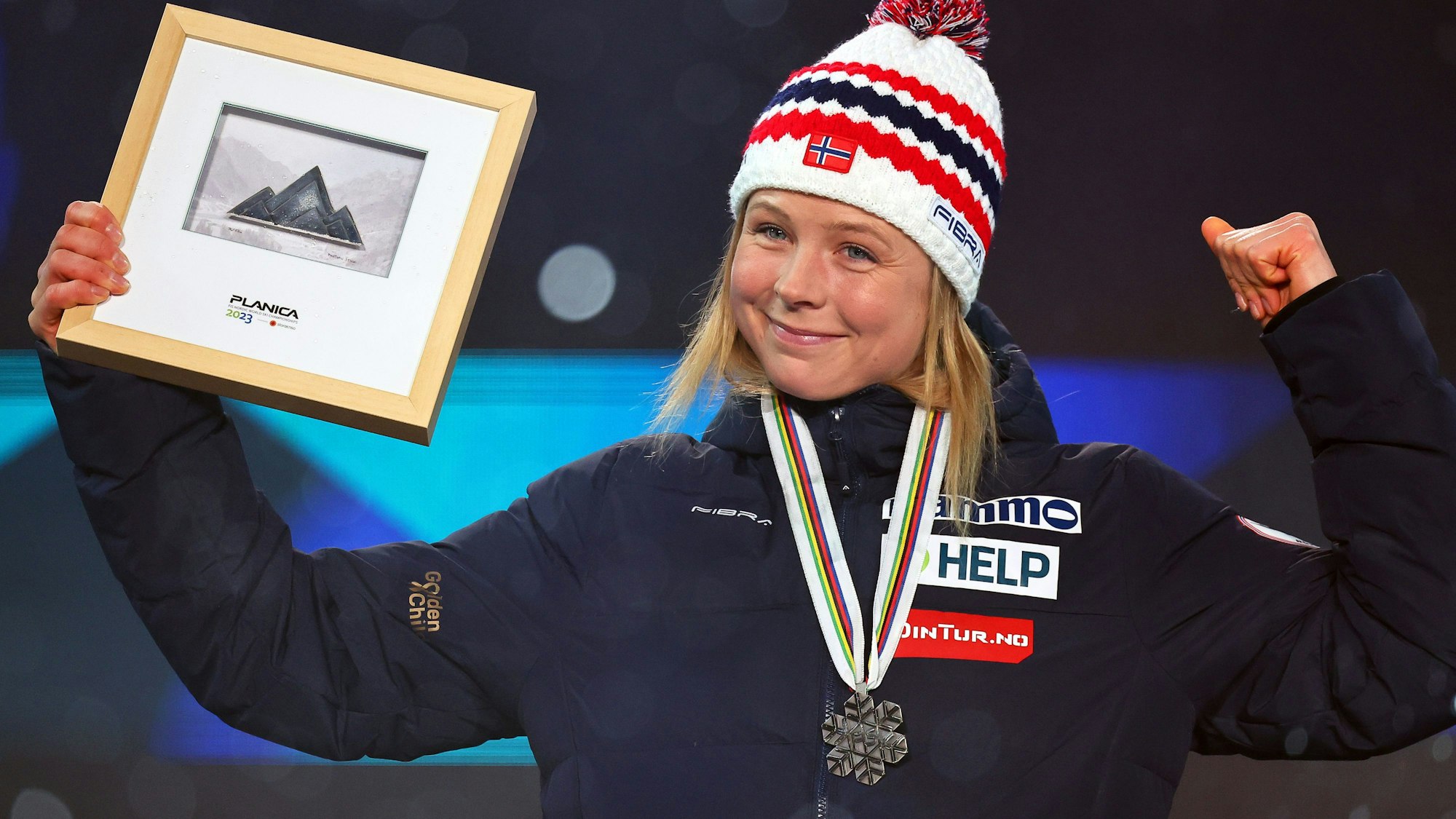 Skispringerin Maren Lundby aus Norwegen freut sich bei der Siegerehrung über ihre Silbermedaille bei der WM.