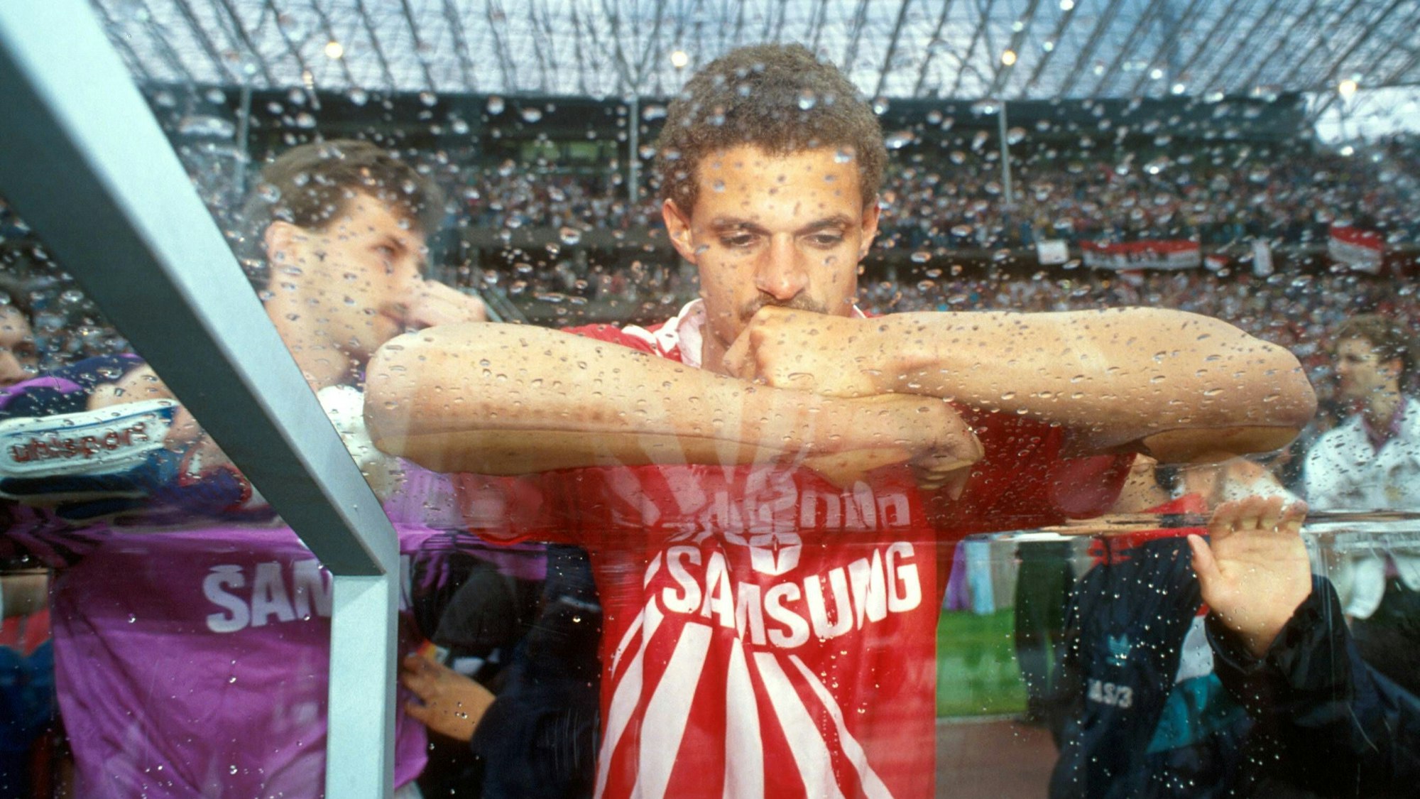 Maurice Banach ist nach dem verlorenen DFB-Pokal-Finale des 1. FC Köln gegen Werder Bremen traurig.