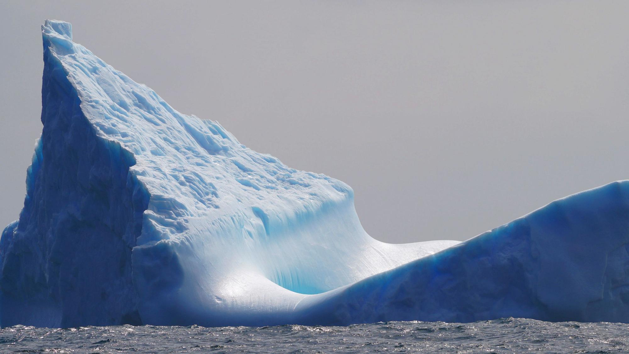 Ein Eisberg im südlichen Ozean, während der chinesische Eisbrecher «Xuelong 2» vorbeifährt. Umweltschützer aus aller Welt haben vor dem Beginn der 41. Konferenz der Antarktis-Kommission CCAMLR dringend die Ausweisung neuer Schutzgebiete rund um den Südkontinent sowie strengere Auflagen für die Krillfischerei gefordert. (zu dpa "Meeresschutzgebiete und Krill: Antarktis-Kommission tagt in Hobart") +++ dpa-Bildfunk +++