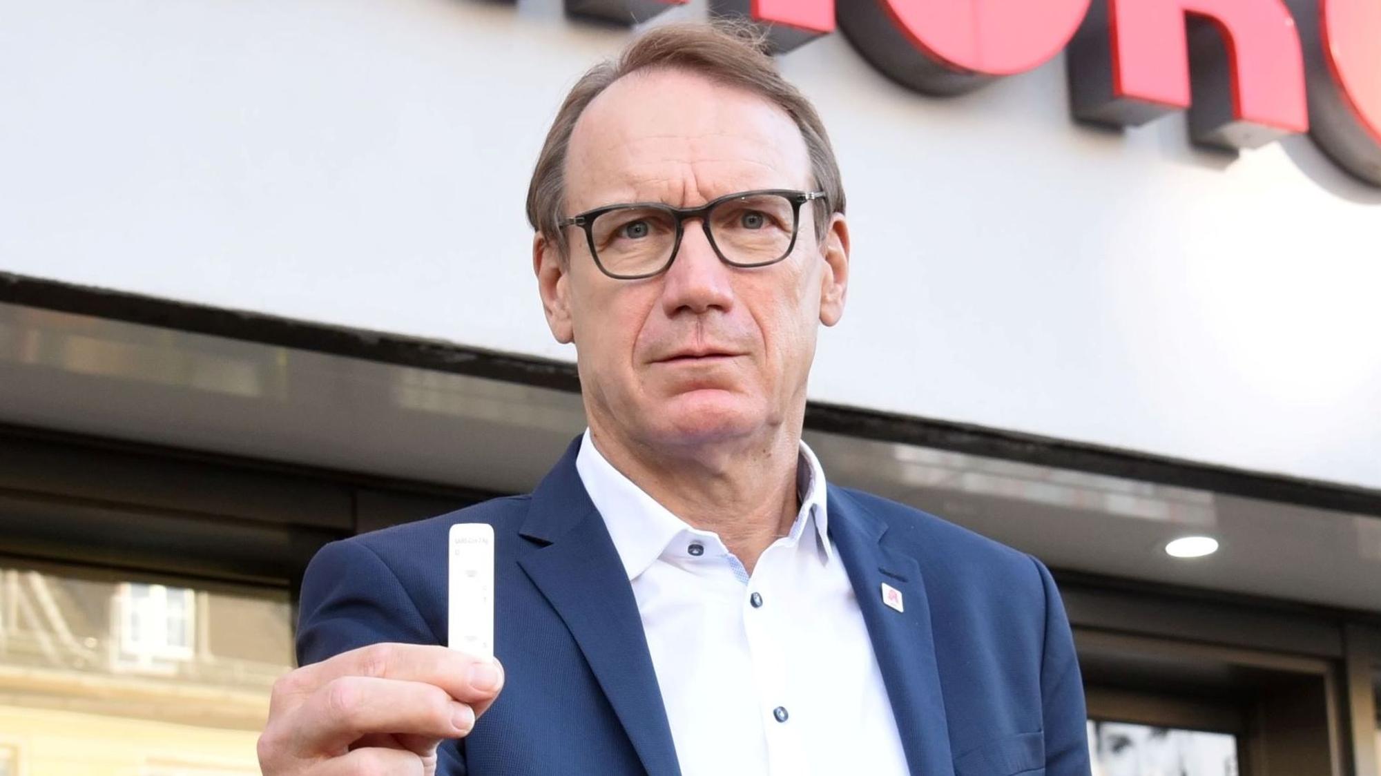 Thomas Preis, Chef des Apothekerverbandes Köln und Nordrhein, vor einer Kölner Apotheke