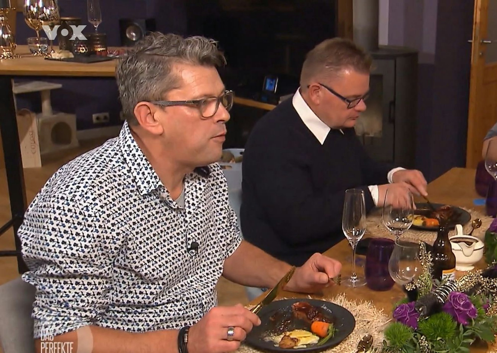 Die Kandidaten sitzen am Tisch und essen das Hauptgericht.