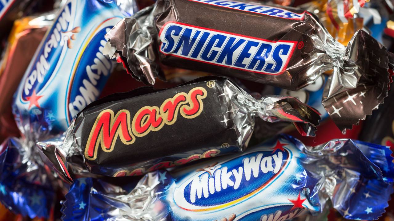 Verschiedene Mars-Schokoriegel liegen auf einem Tisch.