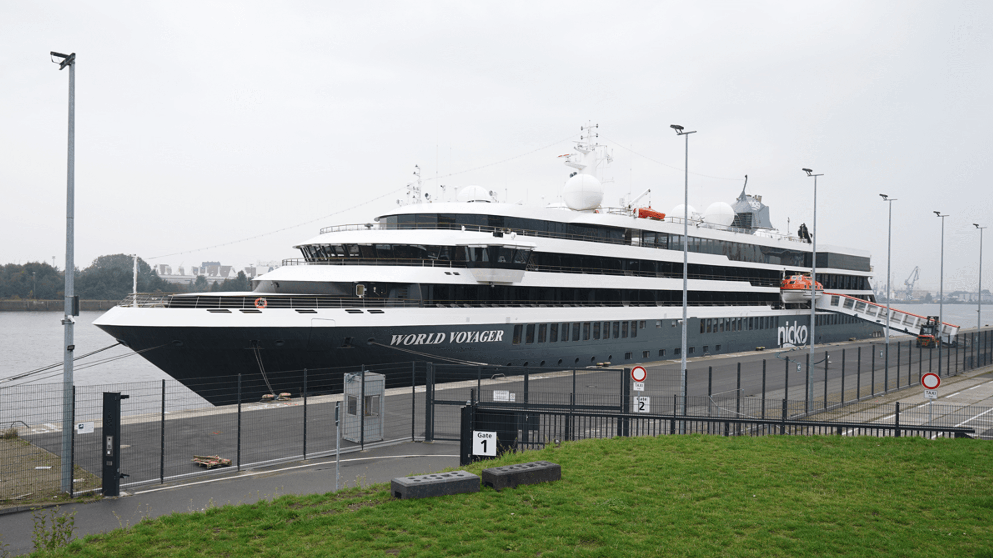 Das Kreuzfahrtschiff liegt im Hafen.