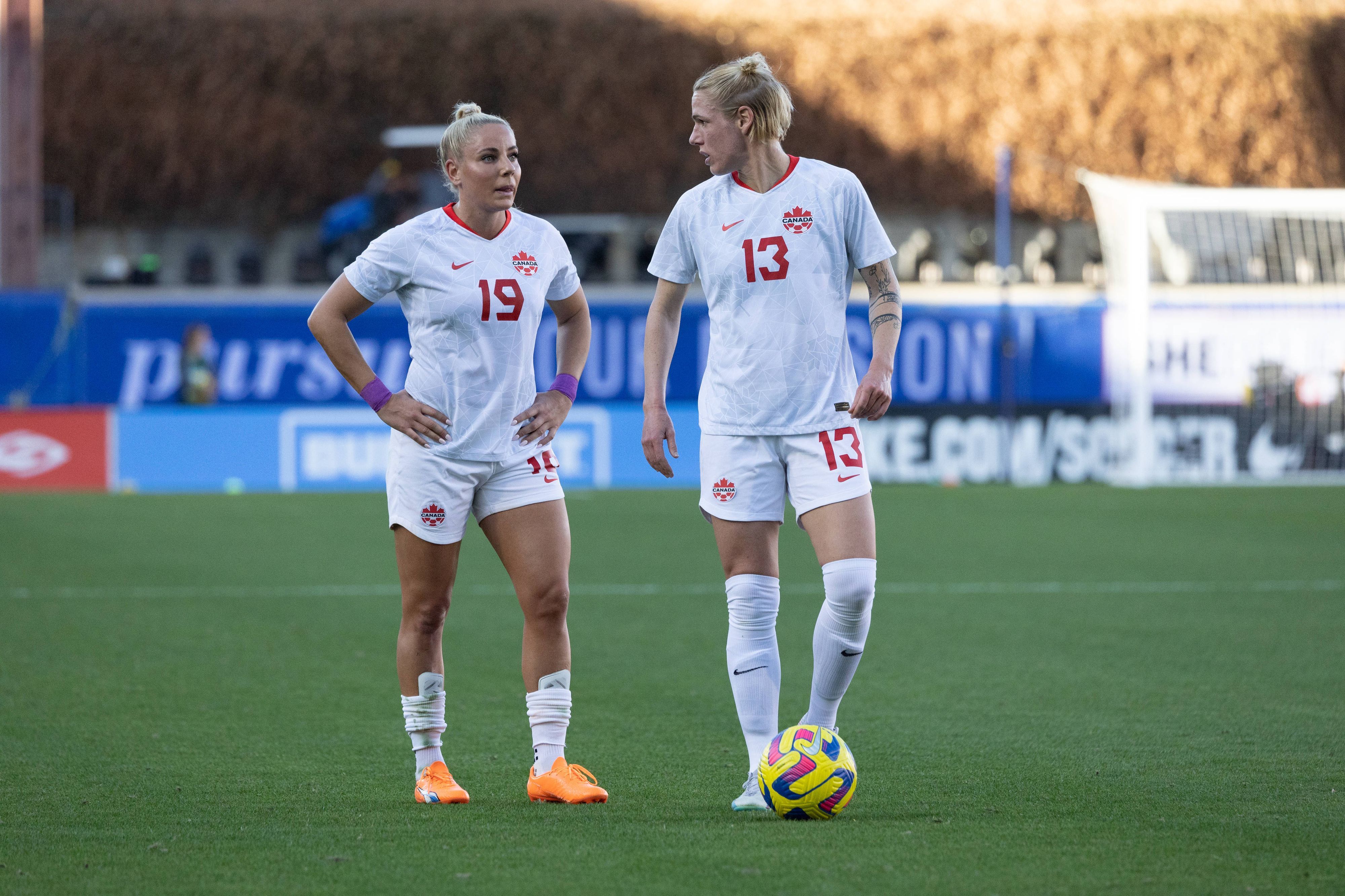 Die Kanadierinnen Sophie Schmidt (r.) und Adriana Leon besprechen sich vor einem Freistoß.