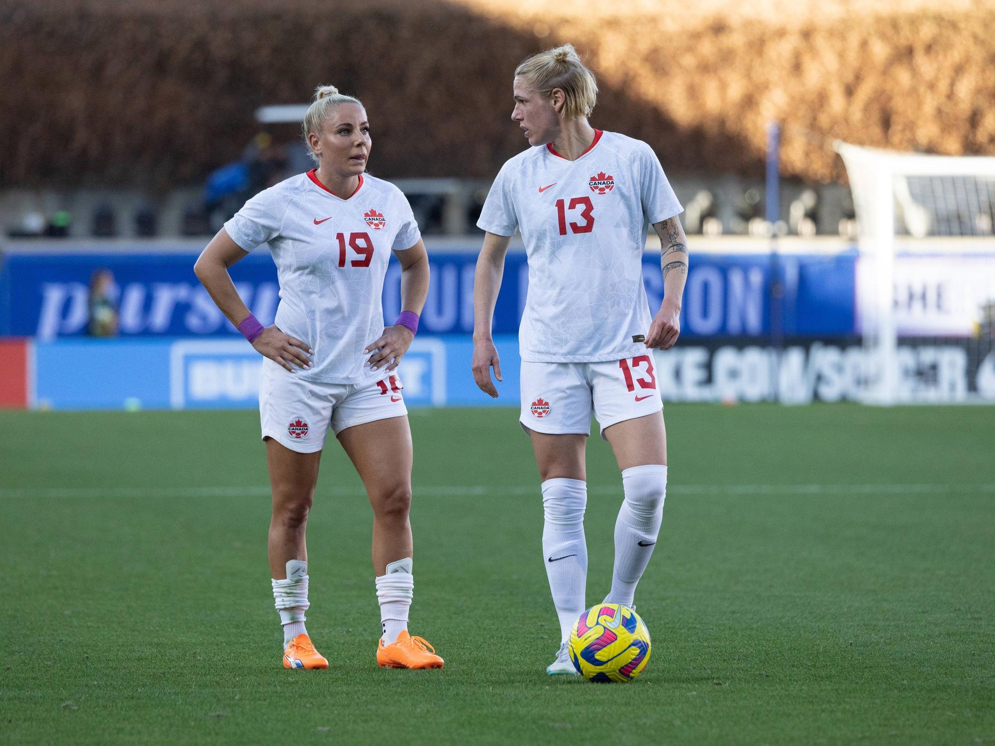 Die Kanadierinnen Sophie Schmidt (r.) und Adriana Leon besprechen sich vor einem Freistoß.