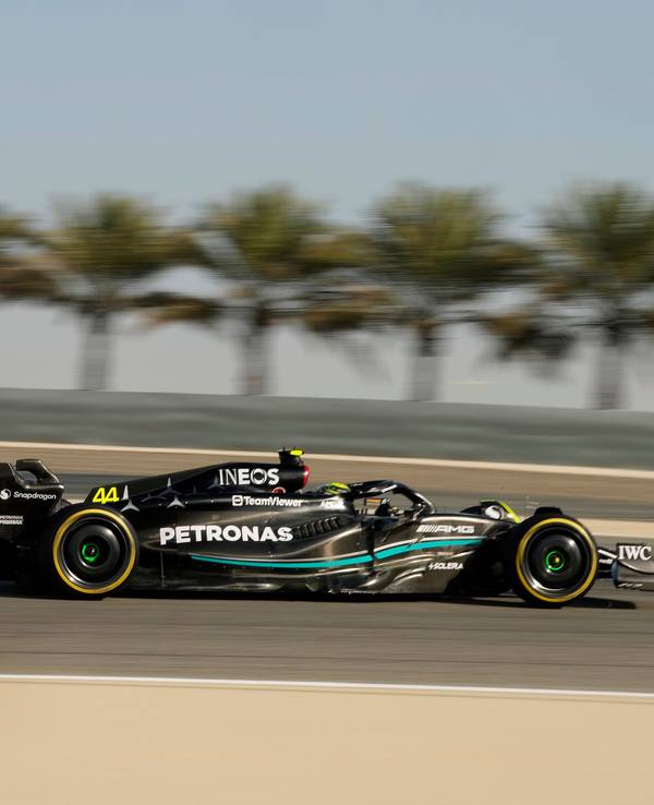 Lewis Hamilton fährt in seinem Mercedes auf der Strecke in Bahrain.
