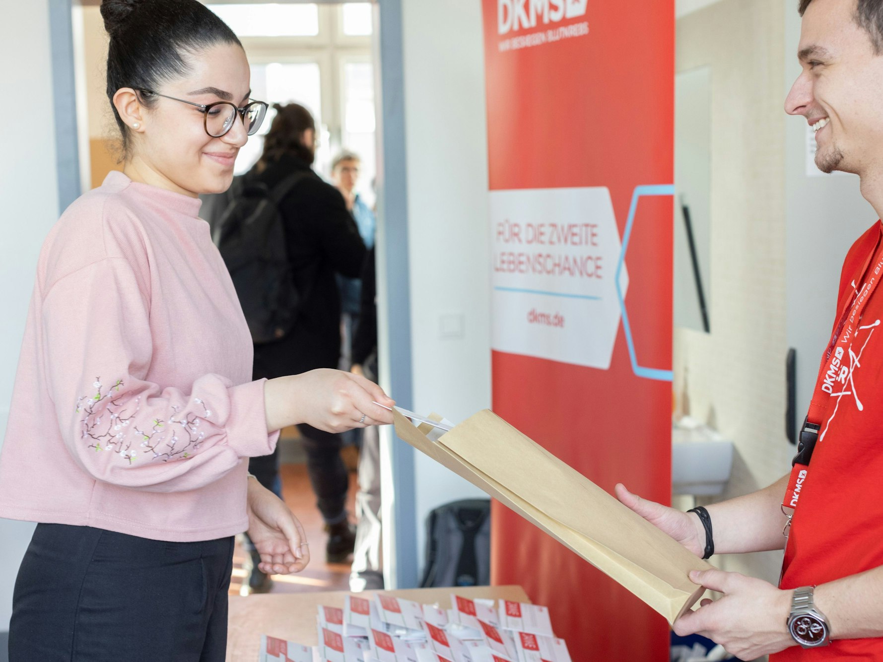 Die Kölner Schülerin Kinda Hasoun bei der 500.000. Registrierung für eine Stammzellenspende bei der DKMS.