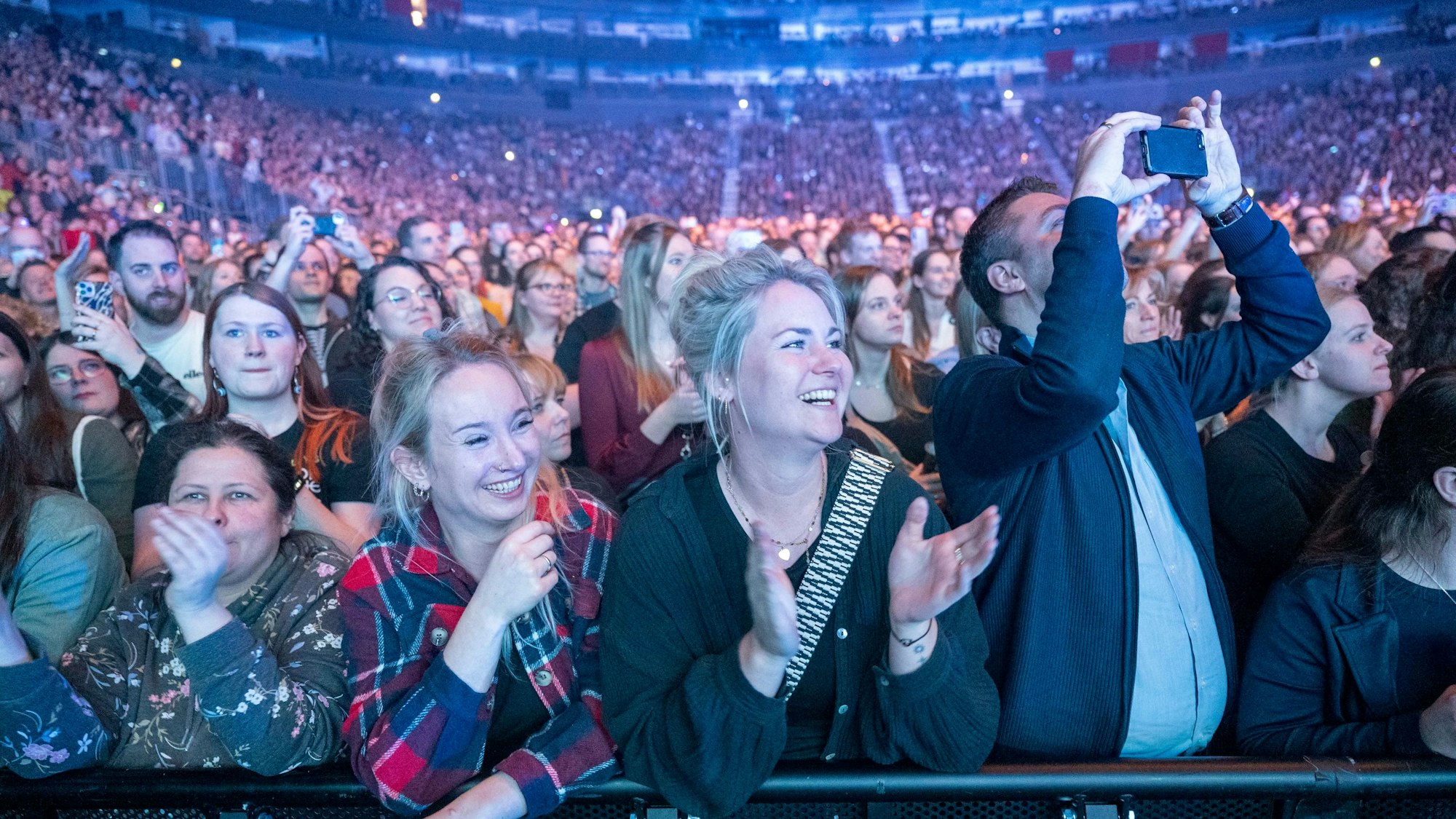 Fans von George Ezra in der Lanxess-Arena in Köln.