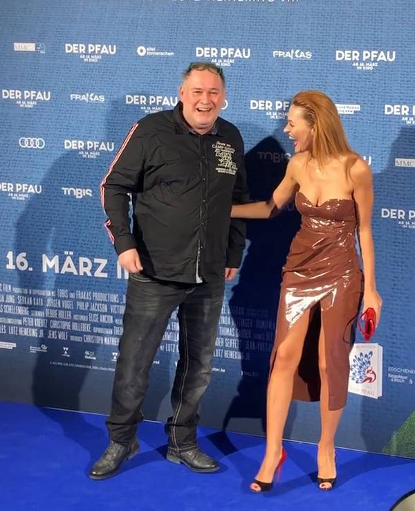 „Bares für Rares“-Händler Walter „Waldi“ Lehnertz mit Victoria Kleinfelder-Cibis bei der Premiere des Films „Der Pfau“ im Kölner Cindeom. Screenshot aus Video von Luisa Maria Stickeler.