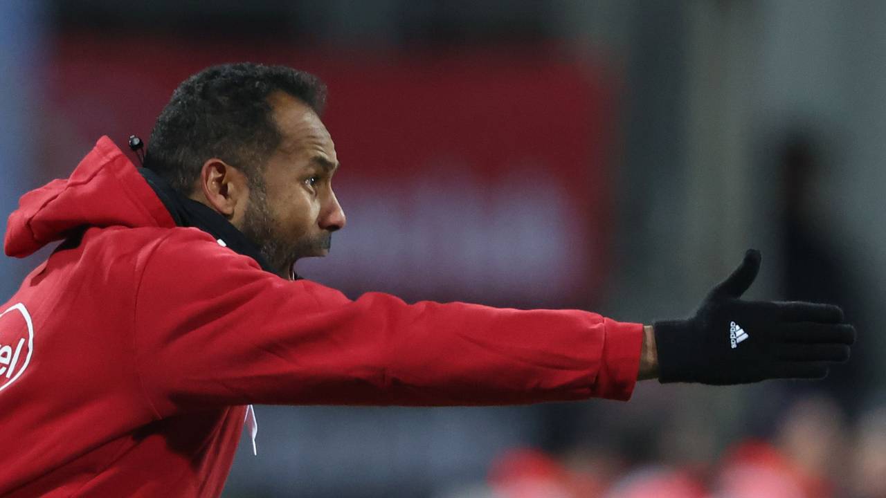 Der Düsseldorfer Trainer Daniel Thioune dirigiert sein Team an der Seitenlinie.