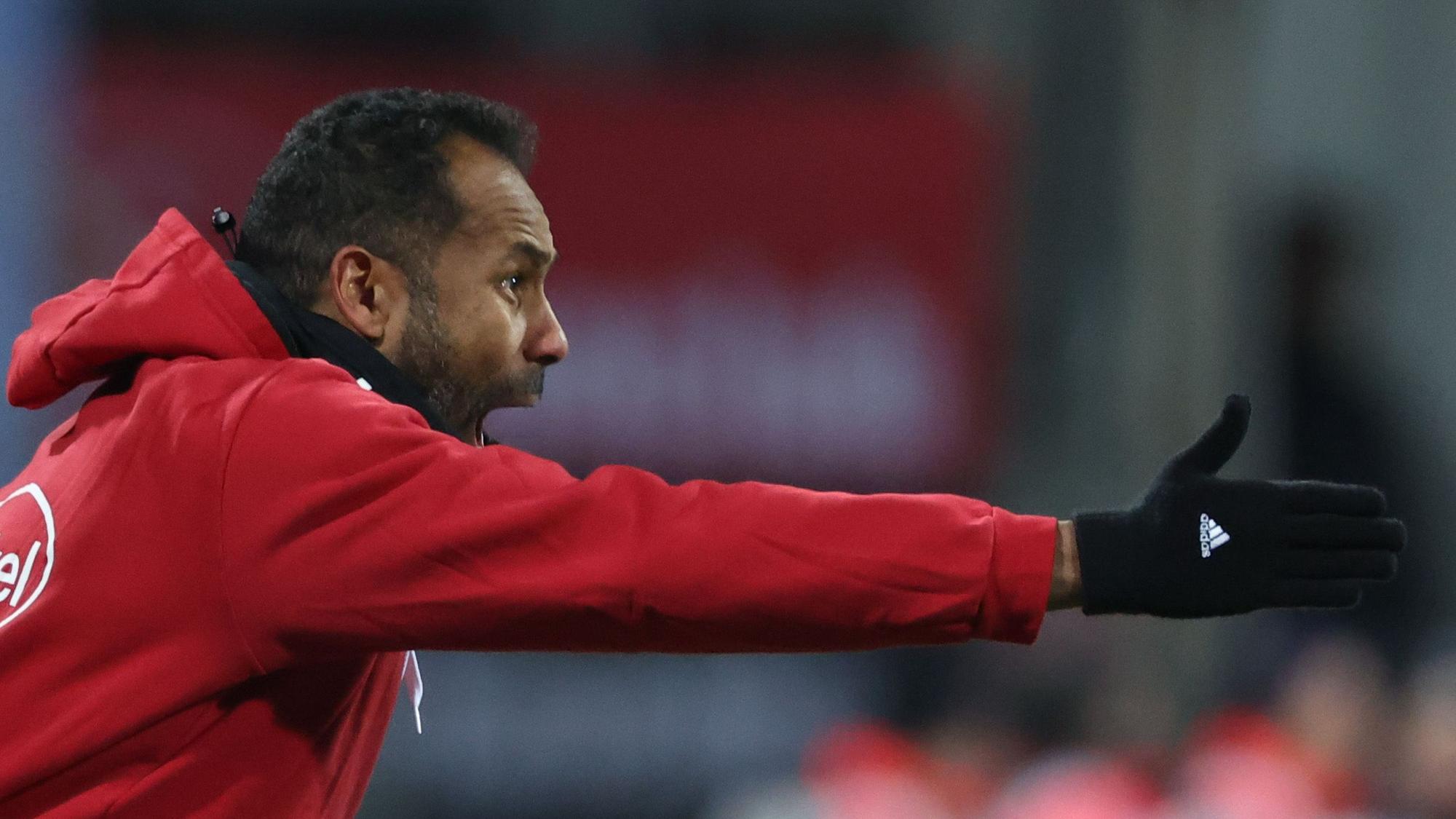 Der Düsseldorfer Trainer Daniel Thioune dirigiert sein Team an der Seitenlinie.