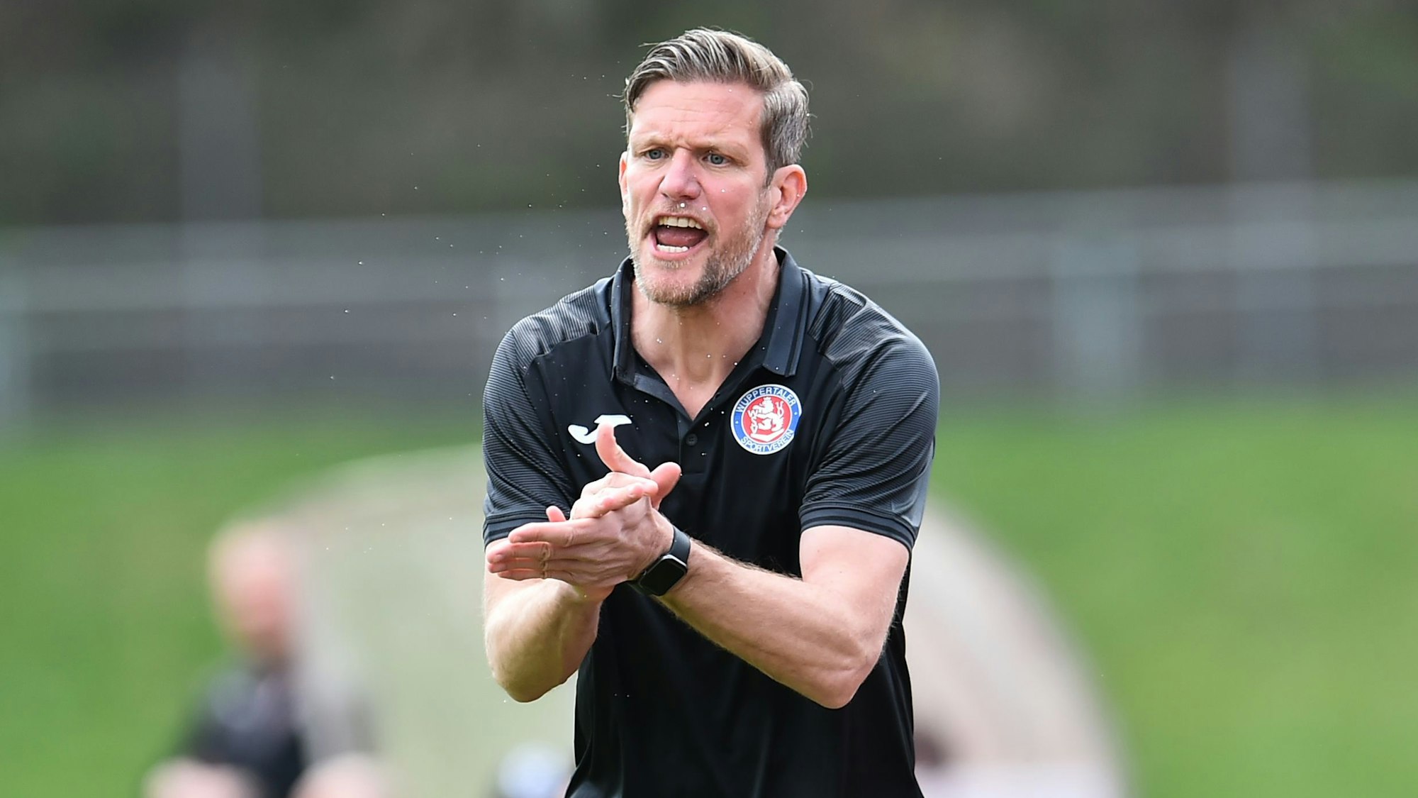 Stefan Vollmerhausen applaudiert seinem Team an der Seitenlinie.