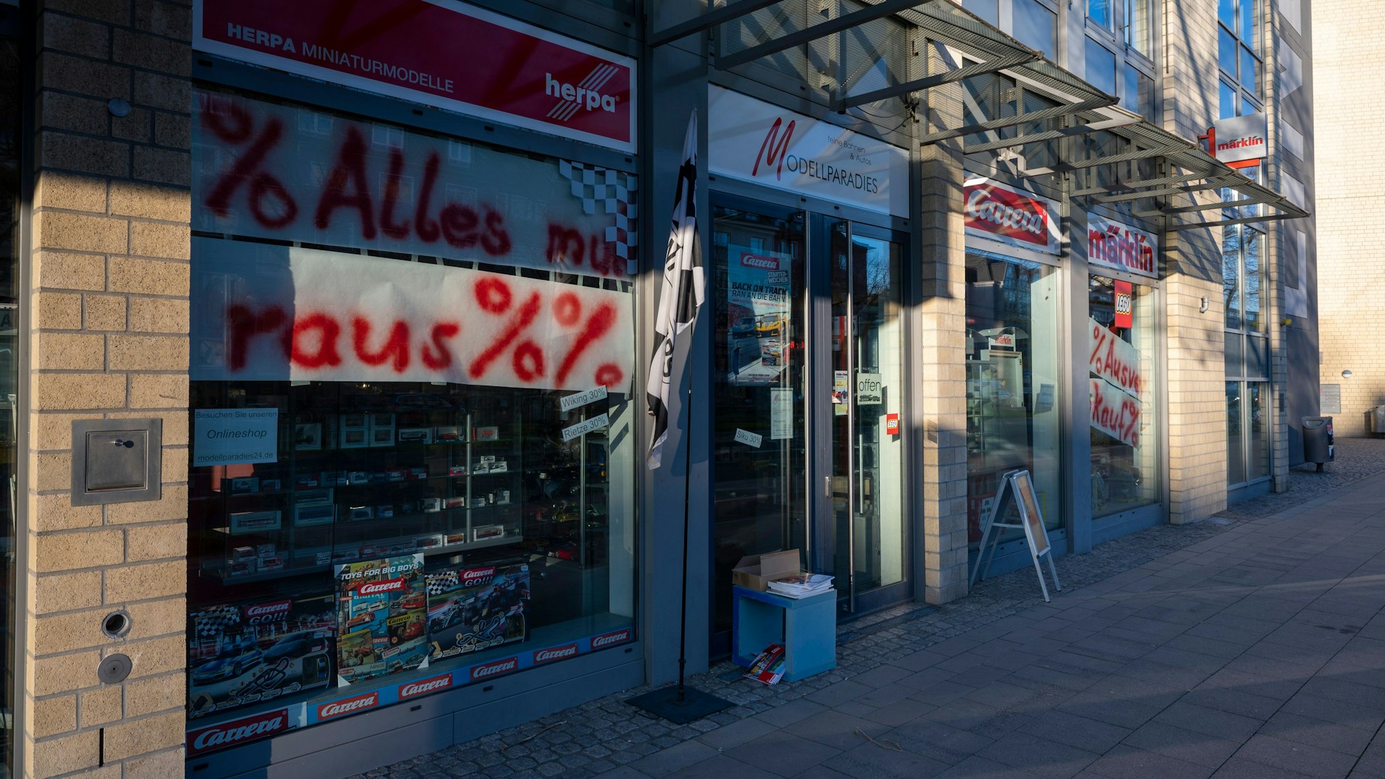 Einer der letzten Modelleisenbahn- und Carrera-Läden in Deutschland macht zu. Das Modellparadies an der Aachener Straße gibt auf. Aktuell findet der Abverkauf statt.