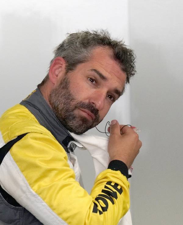 Timo Glock schaut nachdenklich im Rennanzug.