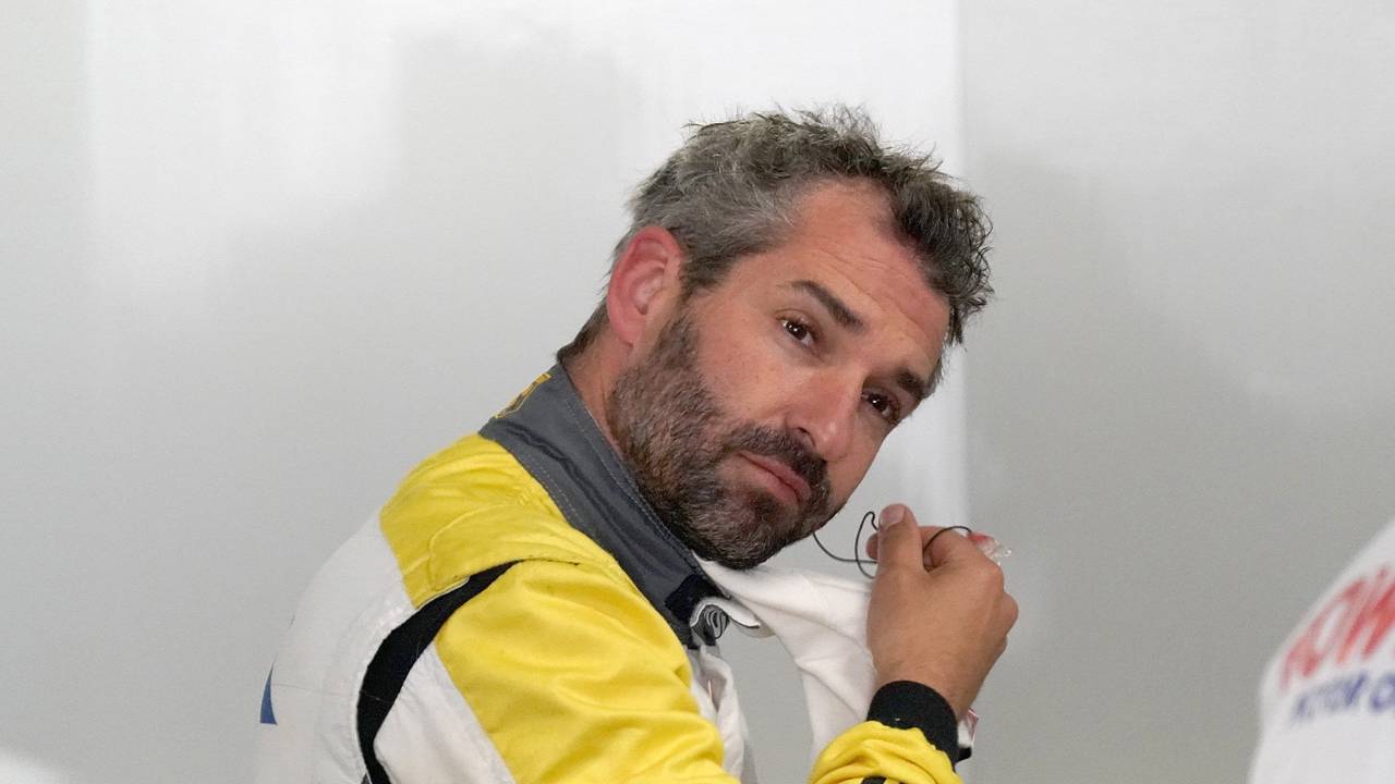 Timo Glock schaut nachdenklich im Rennanzug.