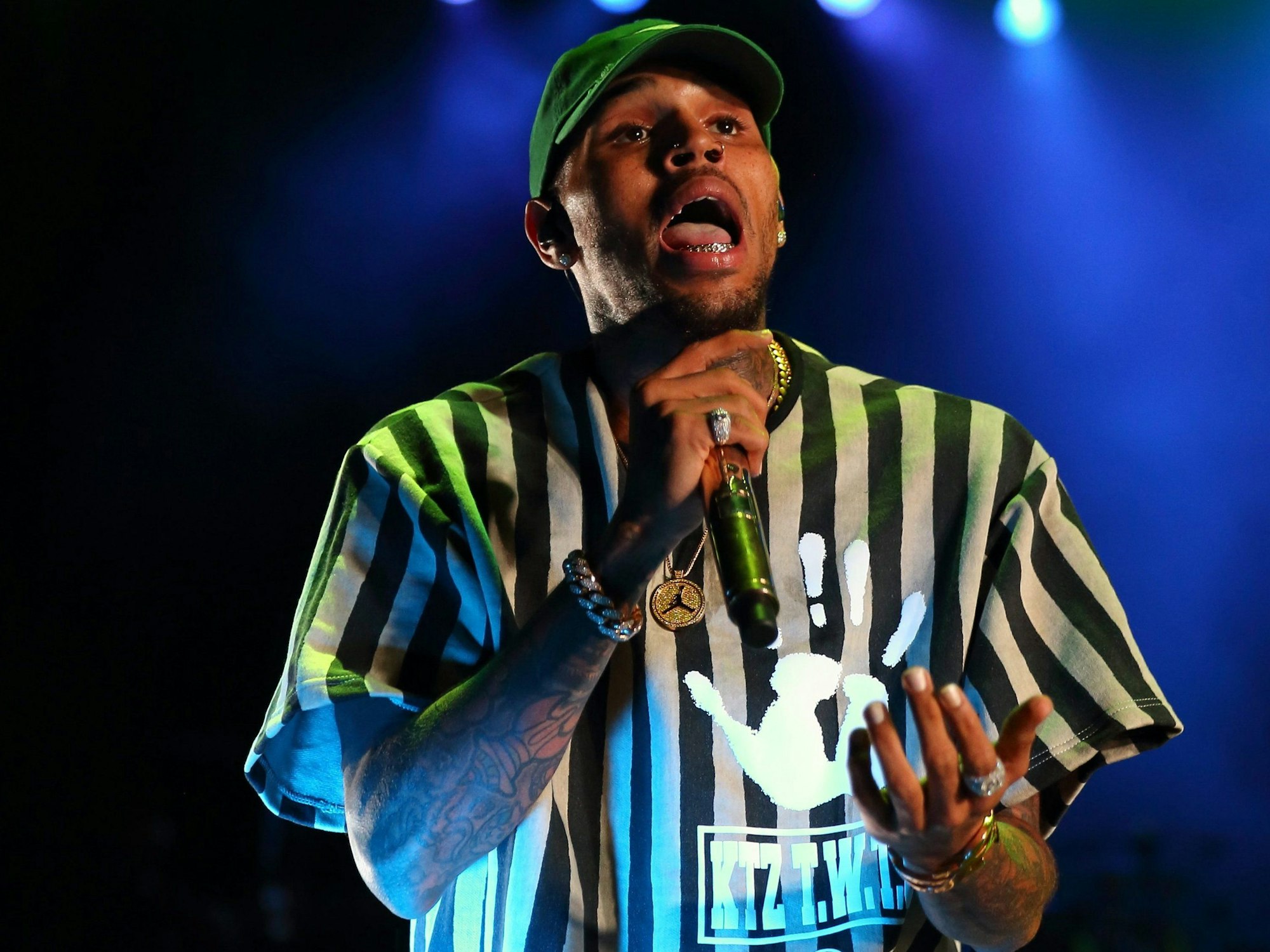 ARCHIV - Das Foto zeigt Musiker Chris Brown (hier zu sehen am 15. August 2015) bei einem Konzert im Klipsch Music Center in der US-amerikanischen Stadt Indianapolis.