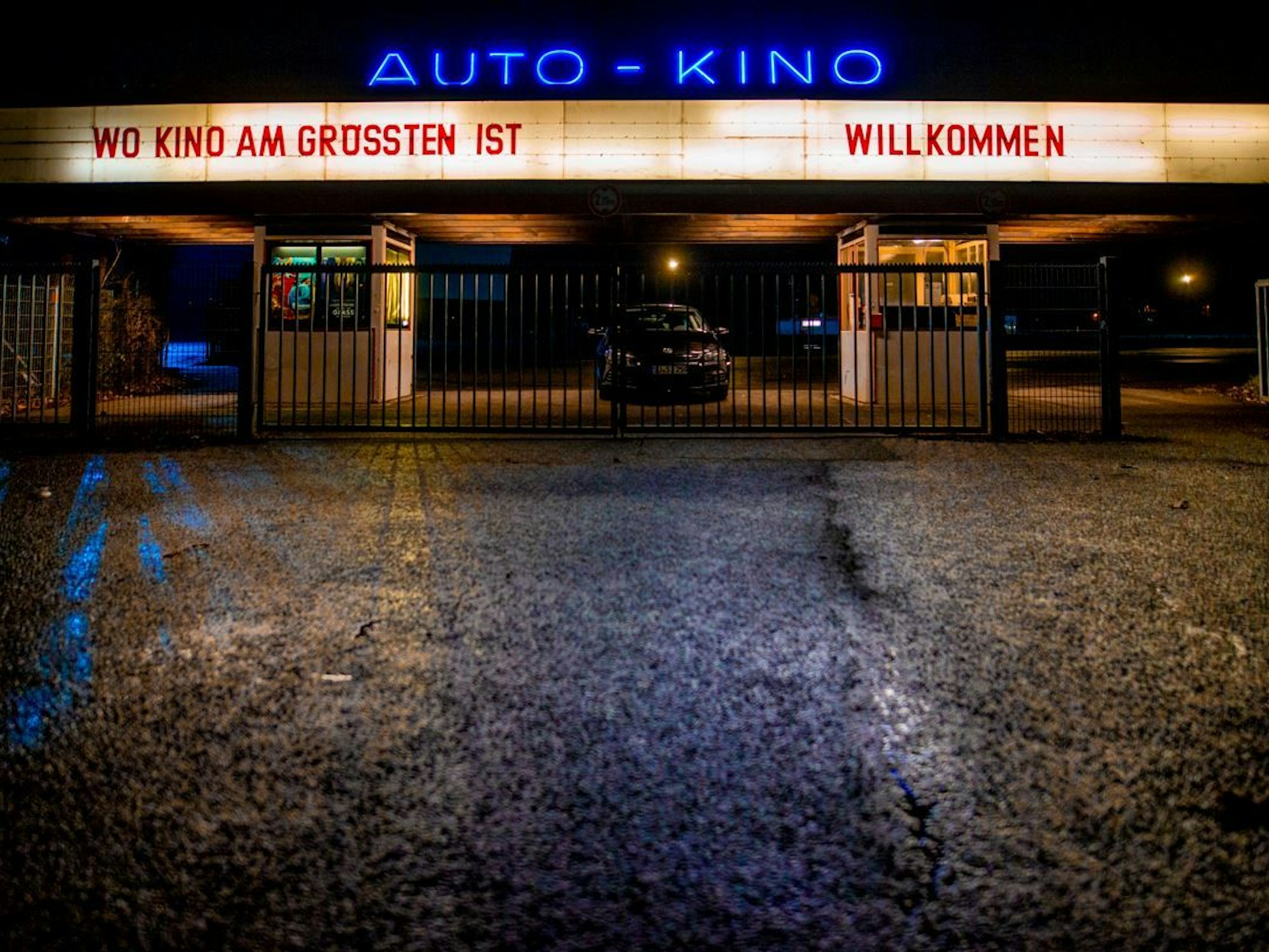 Blick auf die Einfahrt des Autokinos in Porz.