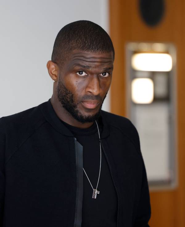 BVB-Stürmer Anthony Modeste auf dem Weg zum Gerichtsaal im Bonner Landgericht.