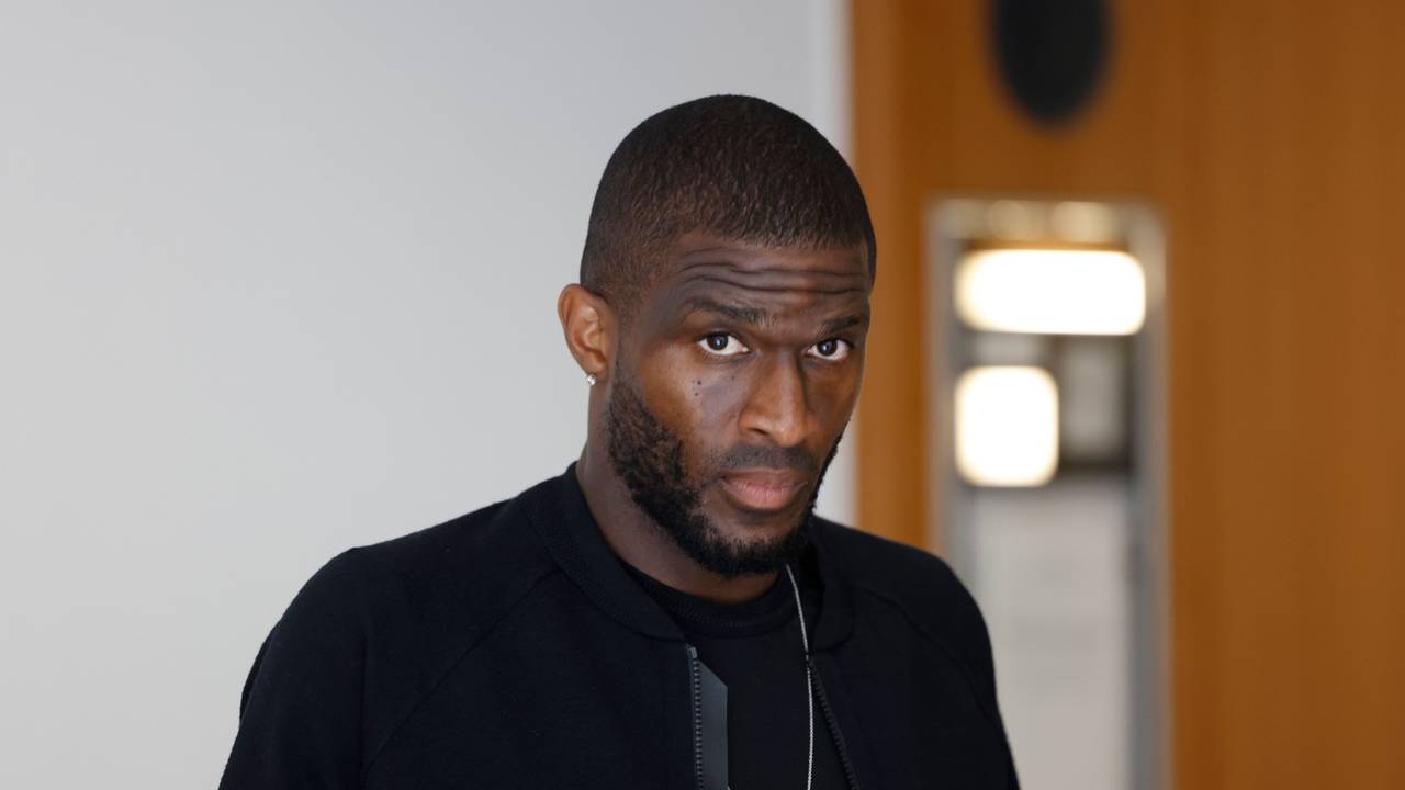 BVB-Stürmer Anthony Modeste auf dem Weg zum Gerichtsaal im Bonner Landgericht.