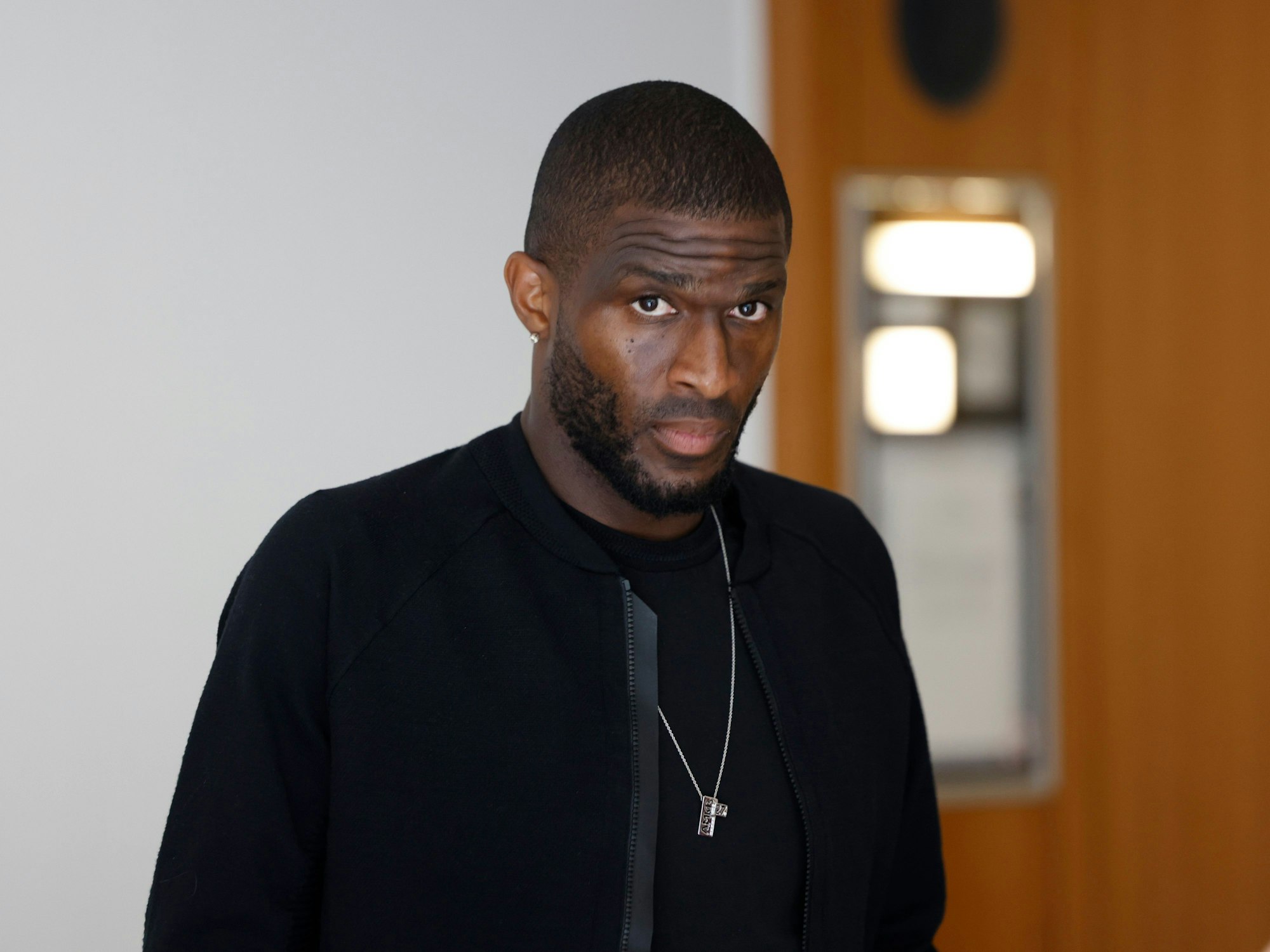 BVB-Stürmer Anthony Modeste auf dem Weg zum Gerichtsaal im Bonner Landgericht.