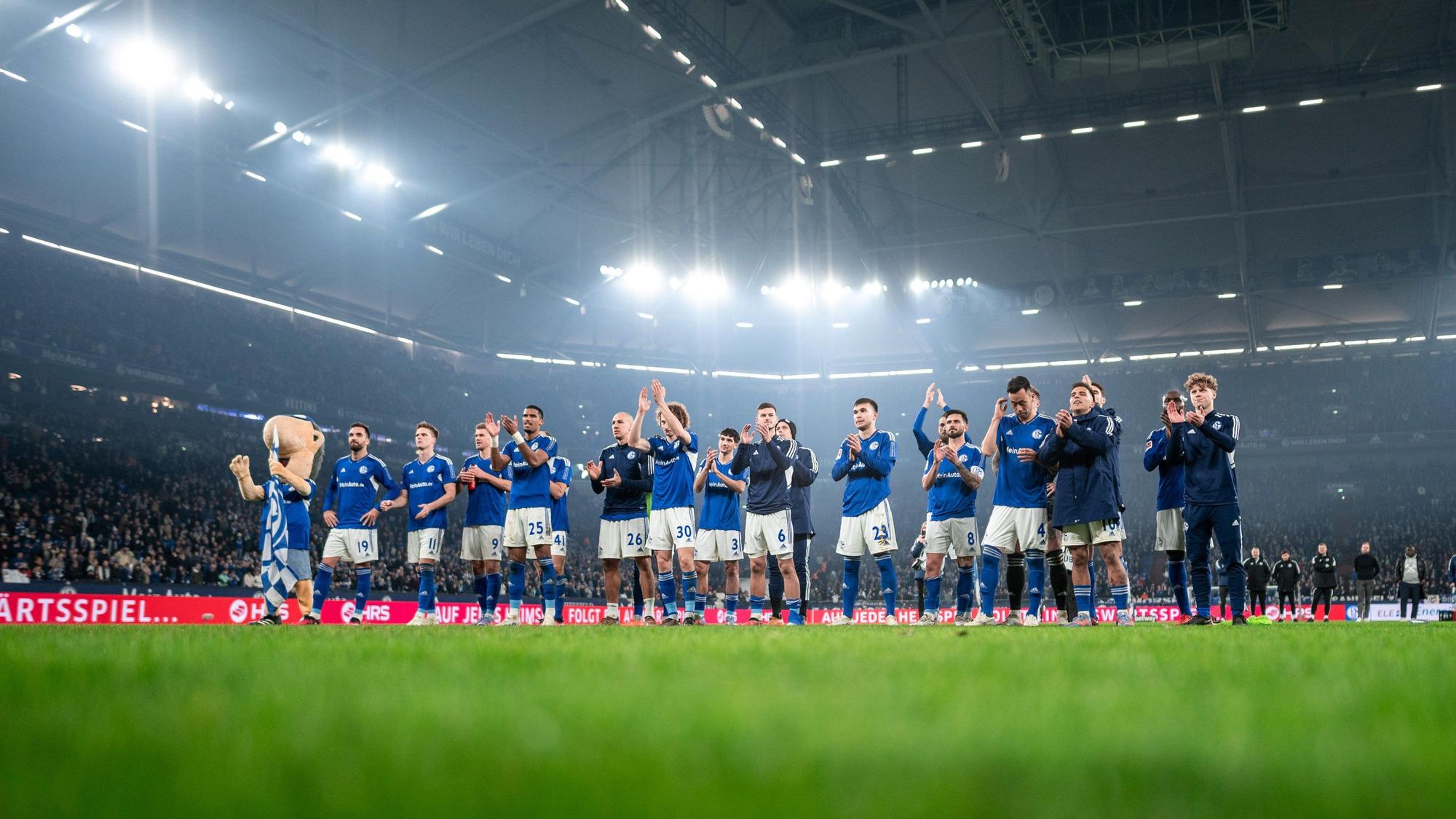 Nach dem Topspiel am Samstagabend gegen den VfB Stuttgart bedanken sich die Schalker Spieler bei den Fans.