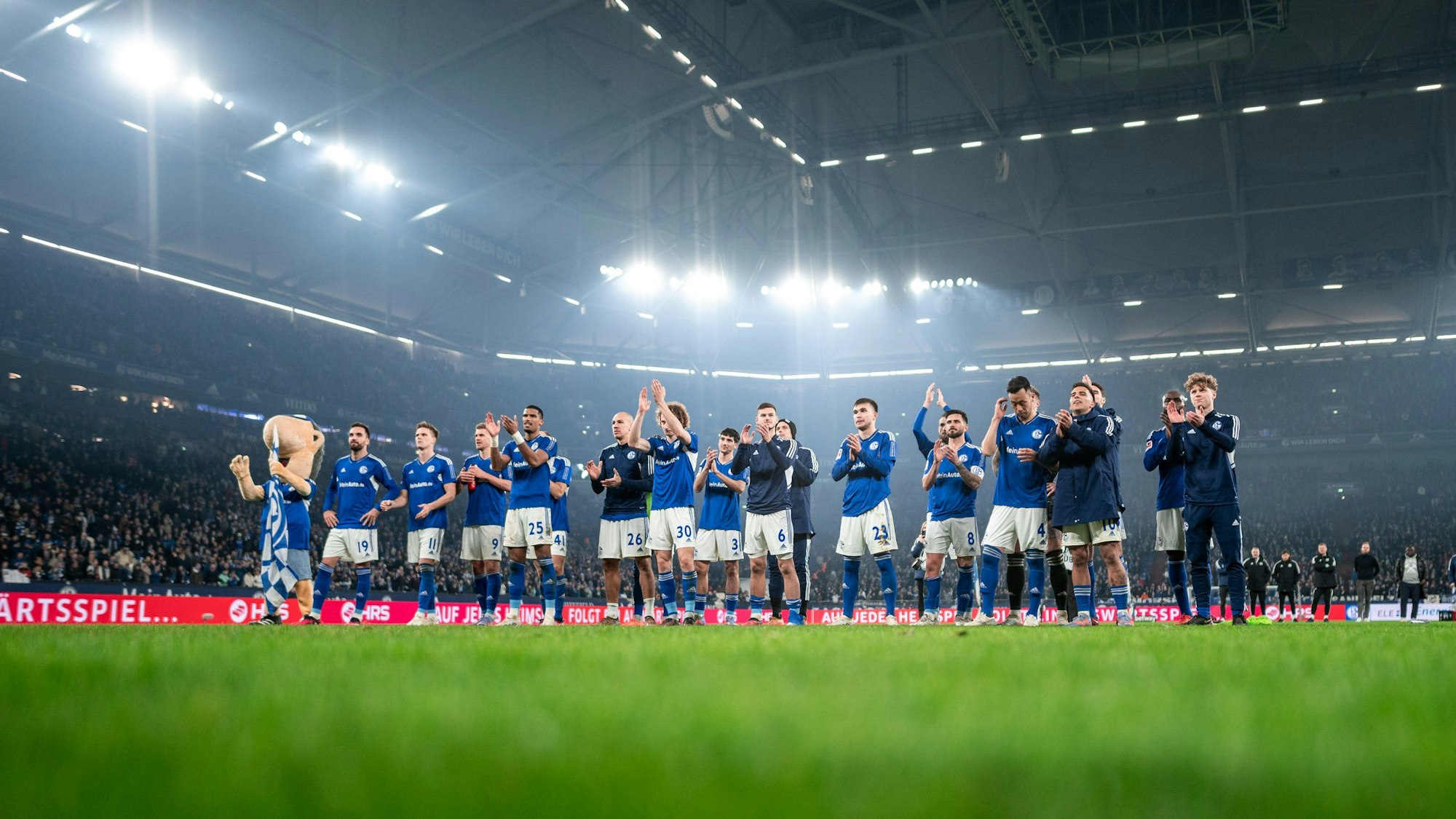 Nach dem Topspiel am Samstagabend gegen den VfB Stuttgart bedanken sich die Schalker Spieler bei den Fans.