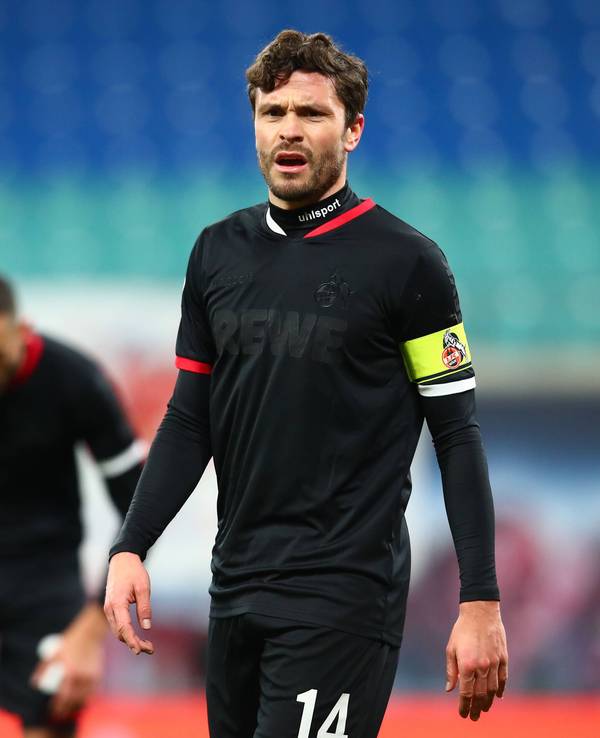 Jonas Hector steht im schwarzen Auswärtstrikot auf dem Platz.