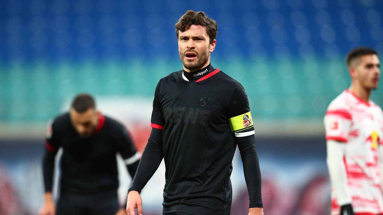Jonas Hector steht im schwarzen Auswärtstrikot auf dem Platz.